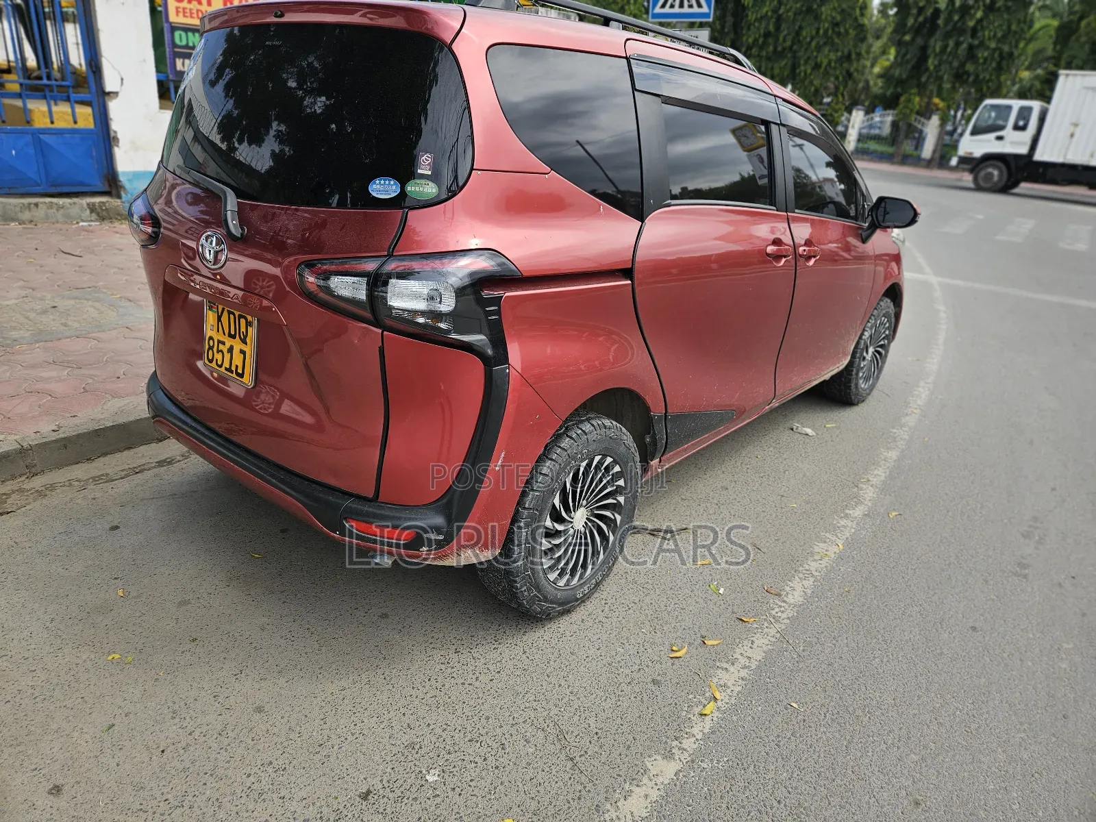 Toyota Sienta 2017 Red