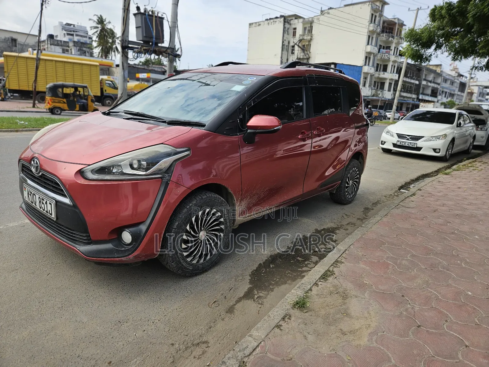 Toyota Sienta 2017 Red