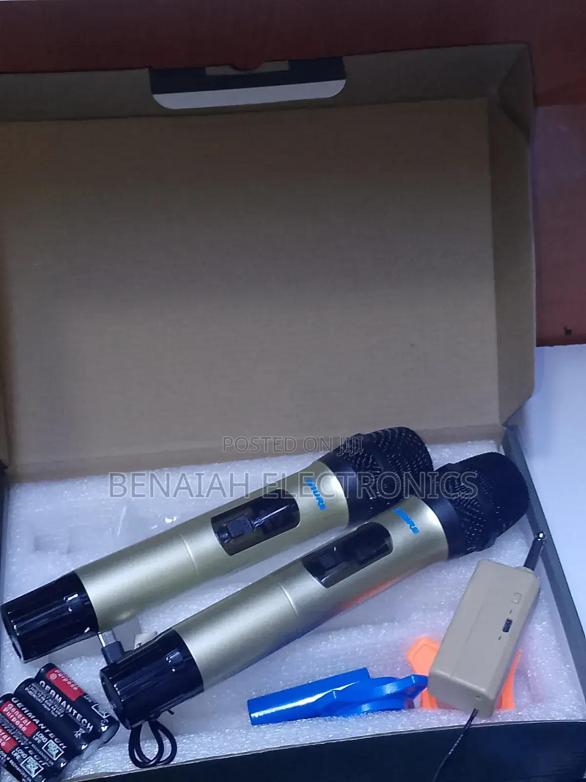 Wireless Universal Microphone Sm-820, Improved Version