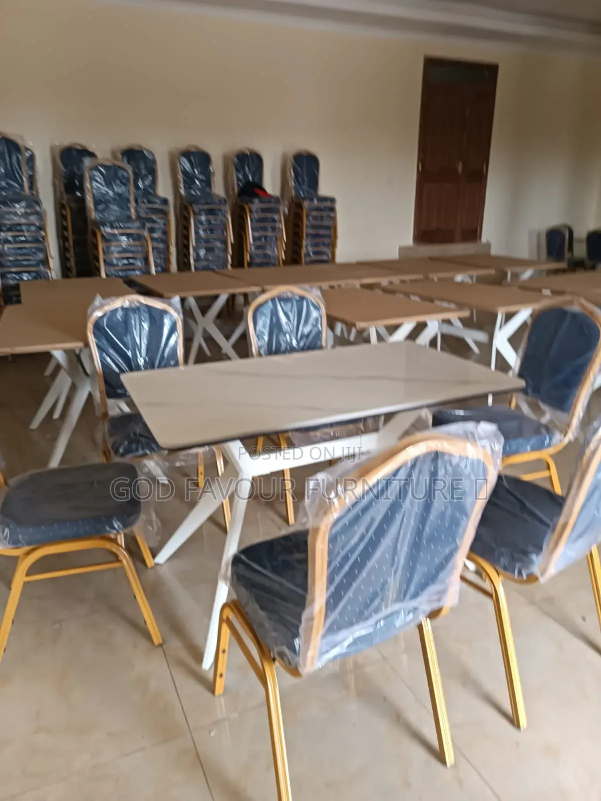 Top Notch Dining/Hotel Table Plus 6 Stackable Chairs Yf3q