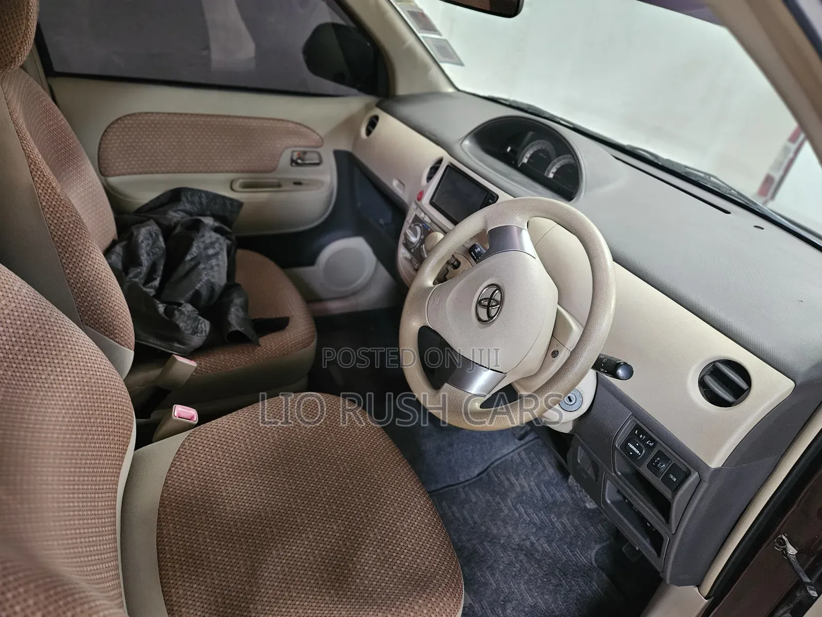 Toyota Sienta 2014 Red