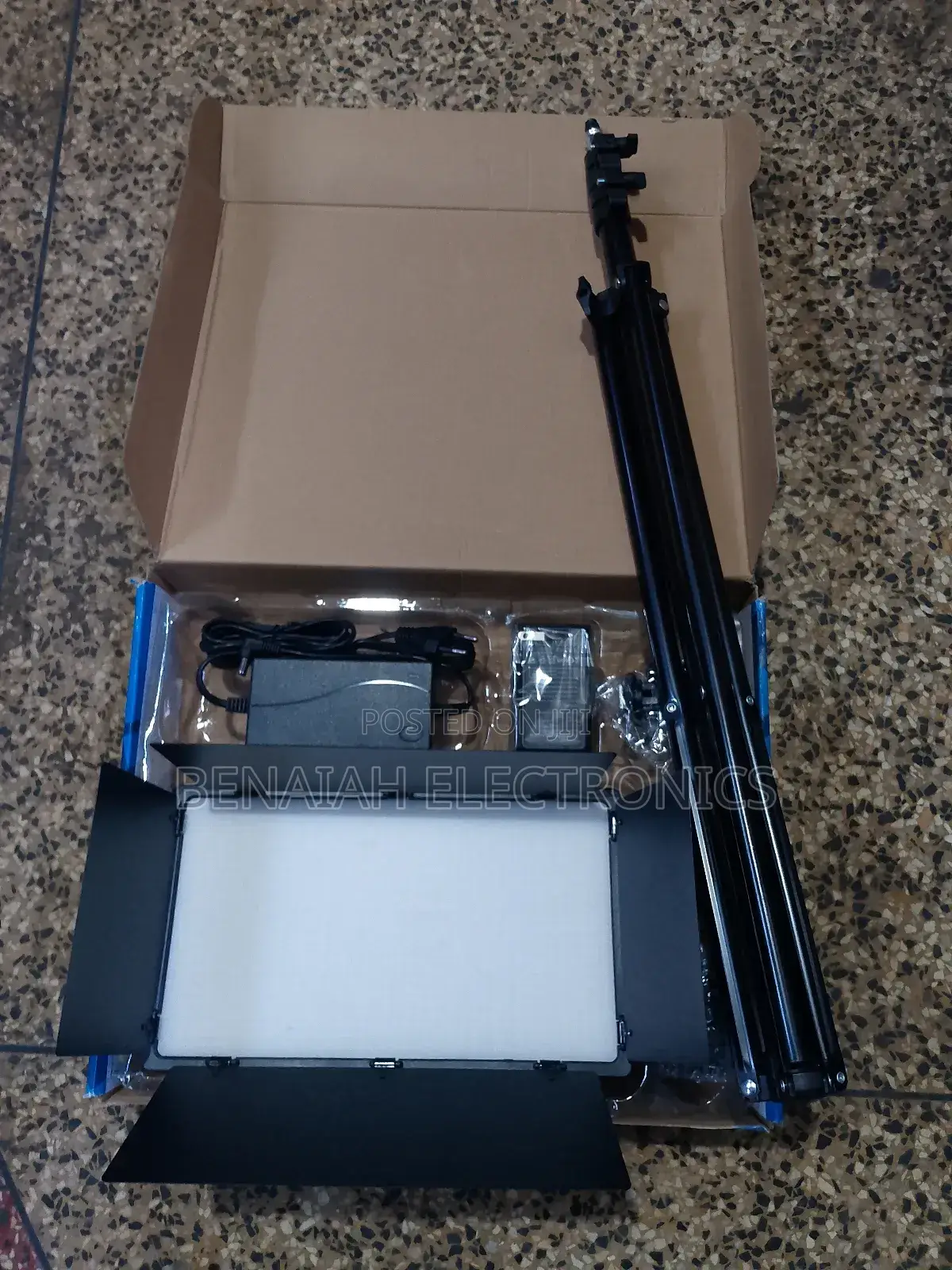 Pro 800+ Light Kit, With Charger, Batteries and Stand