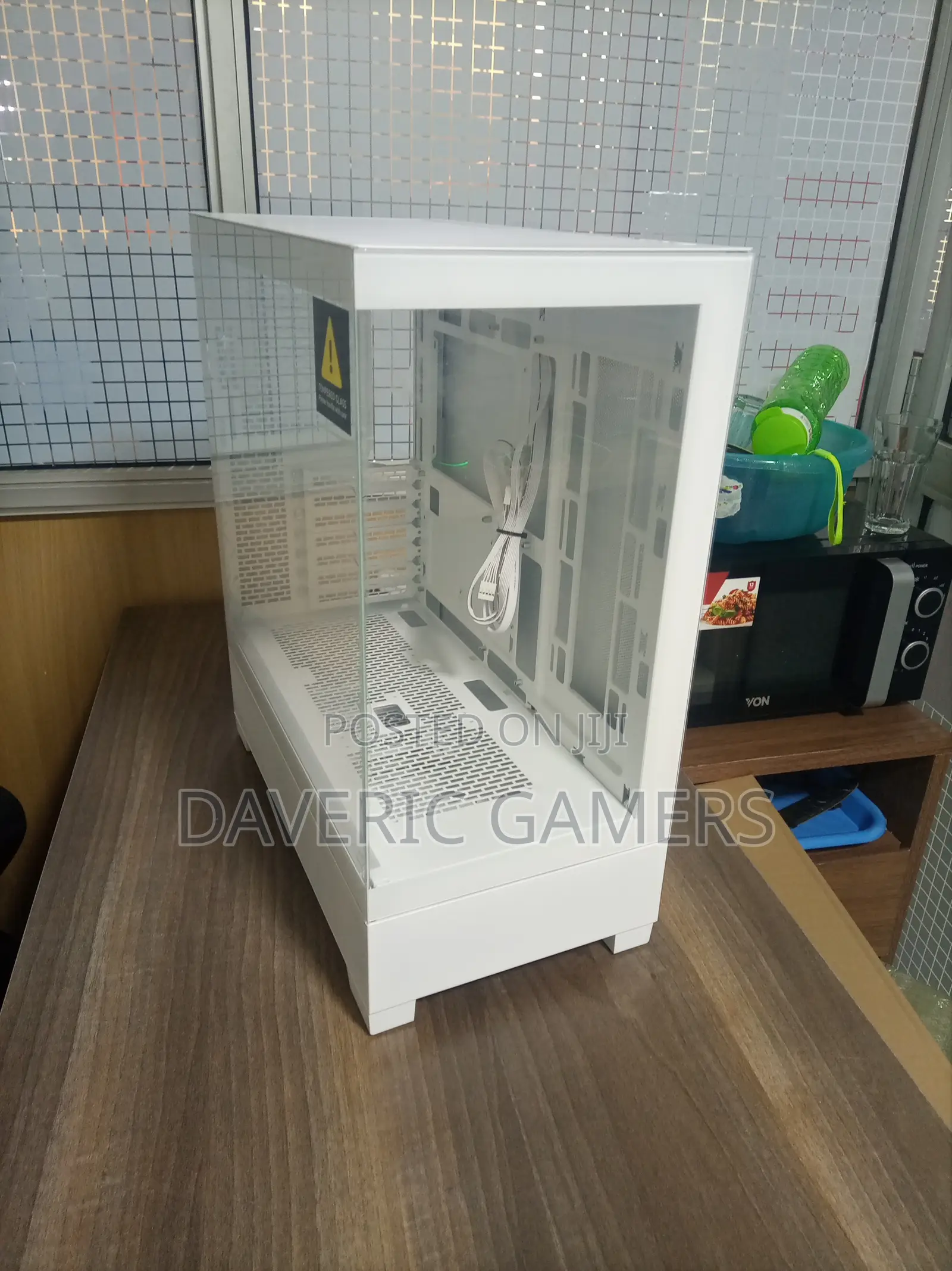 The Phanteks Xt View (Ph-xt523v1- Wt01c) White In Color
