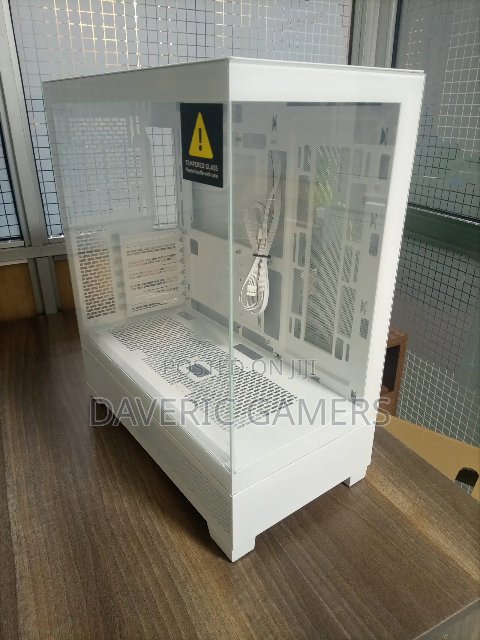 The Phanteks Xt View (Ph-xt523v1- Wt01c) White In Color