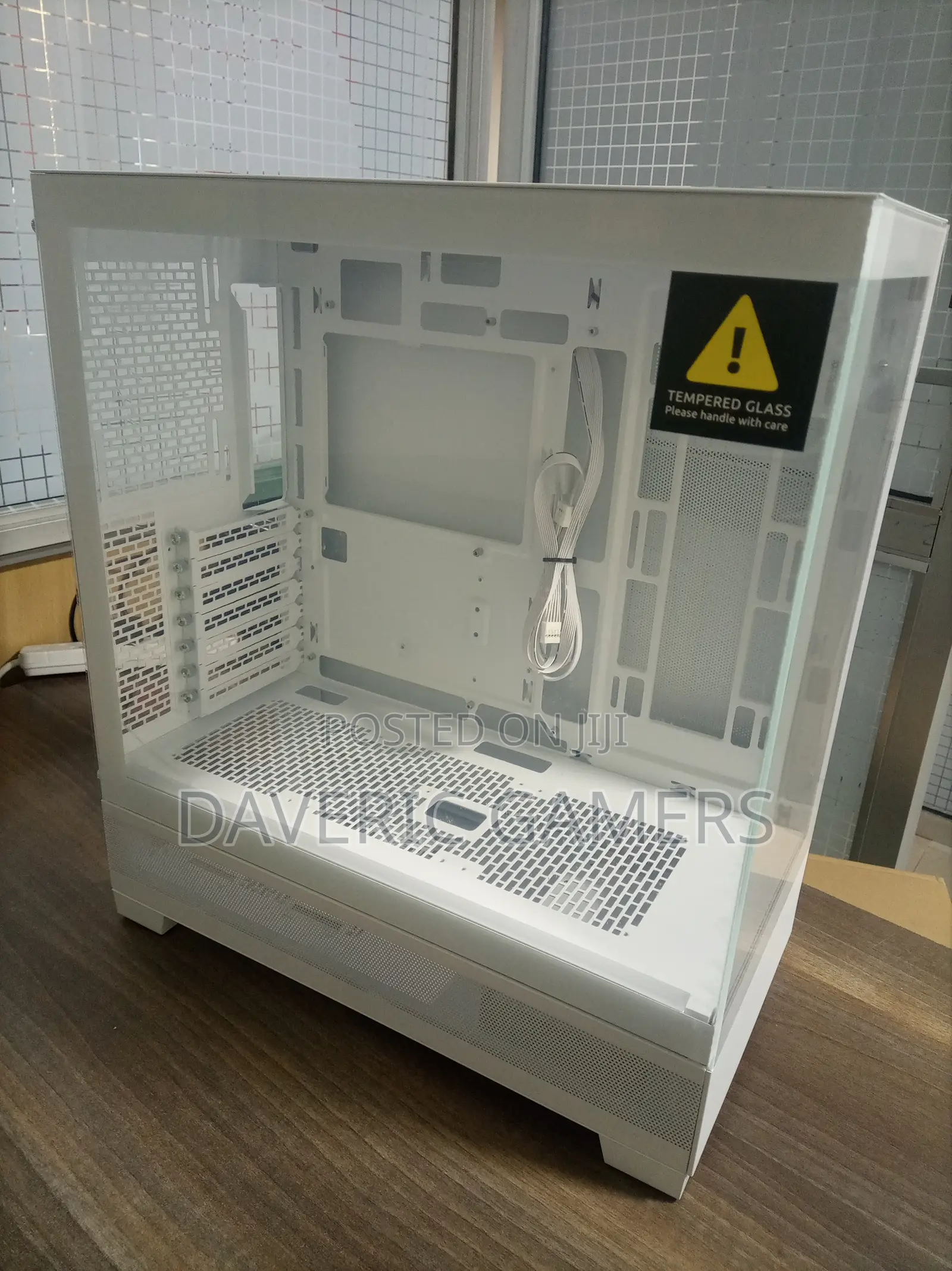 The Phanteks Xt View (Ph-xt523v1- Wt01c) White In Color