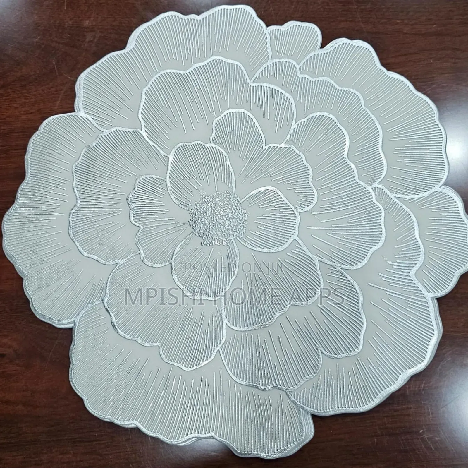 6pcs Waterproof Non Woven Table Mats (Silver and Golden)