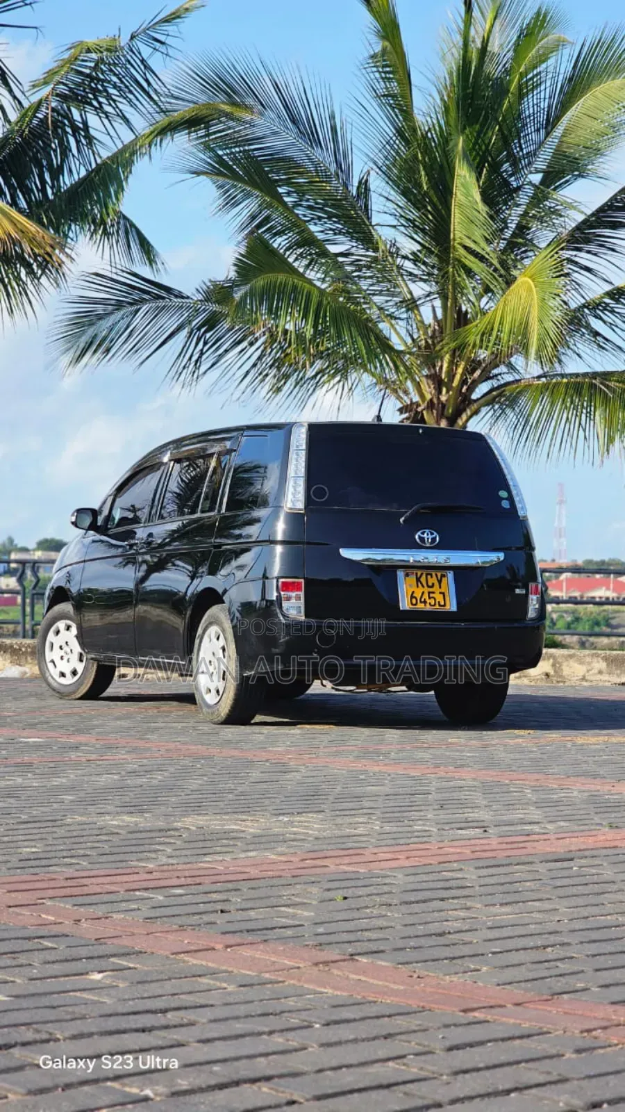Toyota ISIS 2013 Black