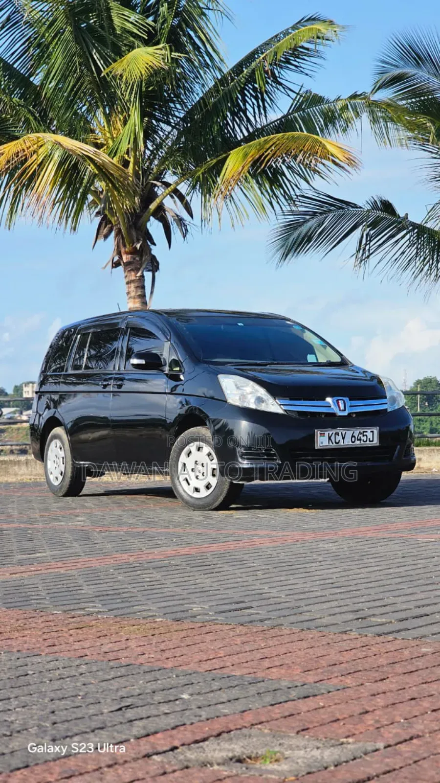 Toyota ISIS 2013 Black