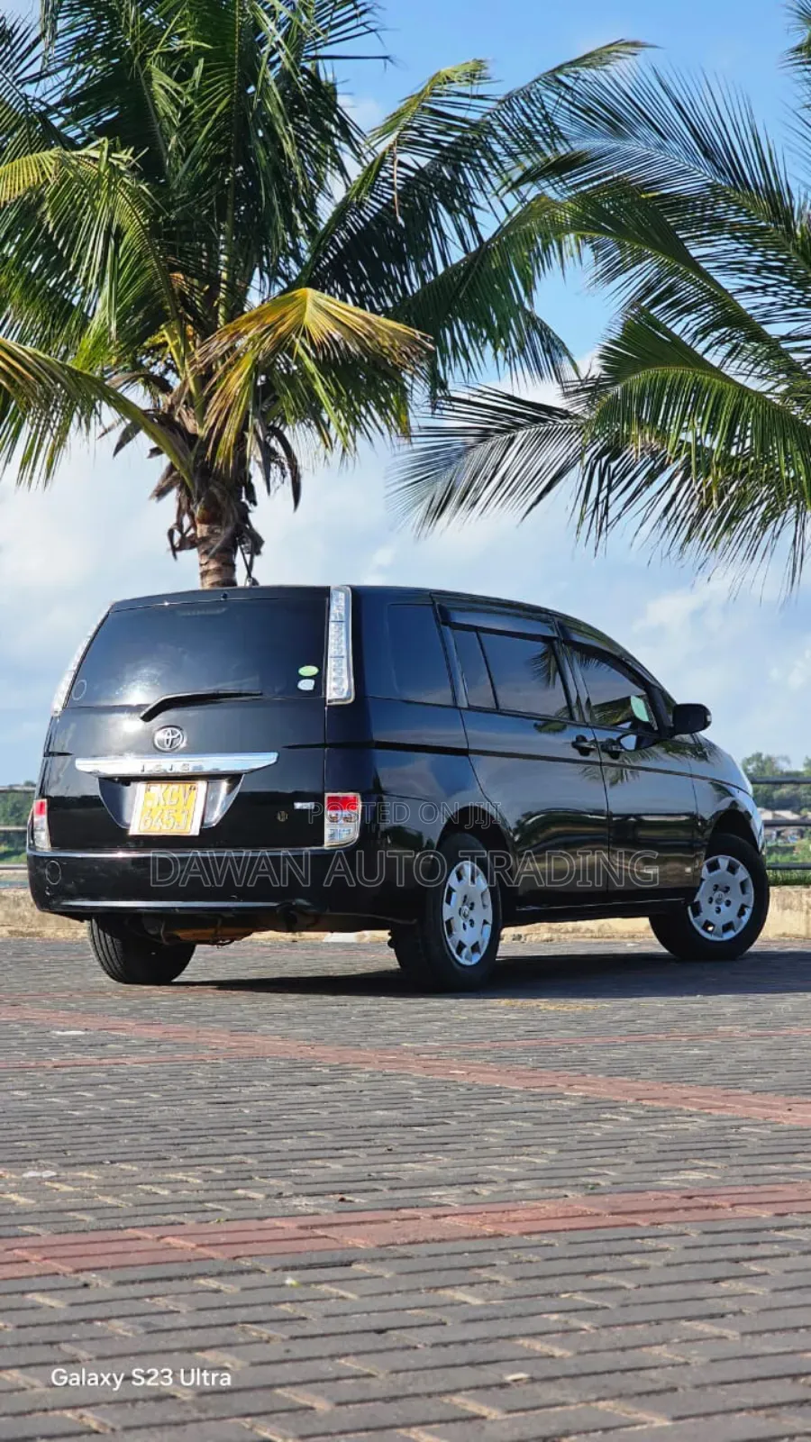 Toyota ISIS 2013 Black