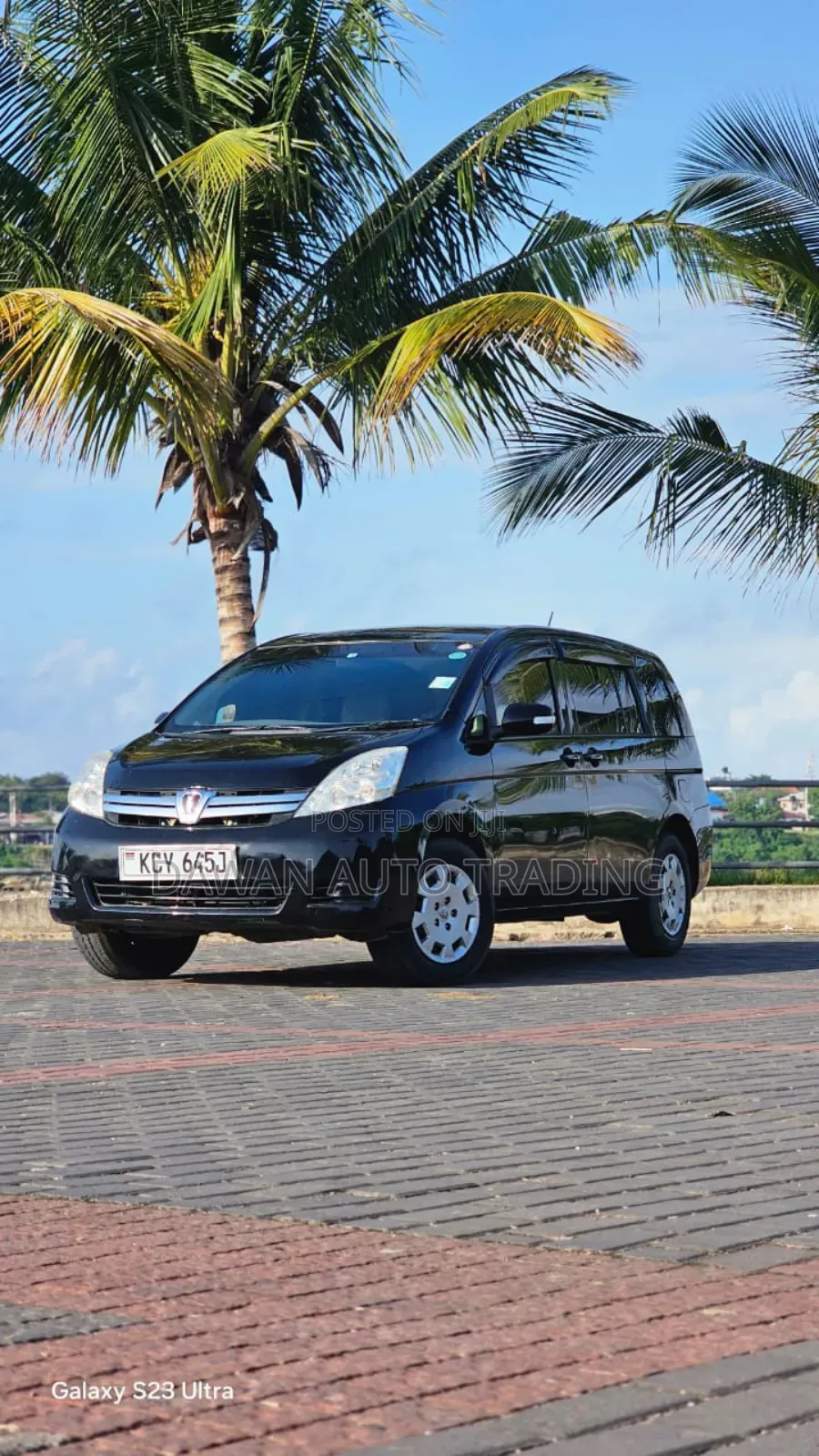 Toyota ISIS 2013 Black