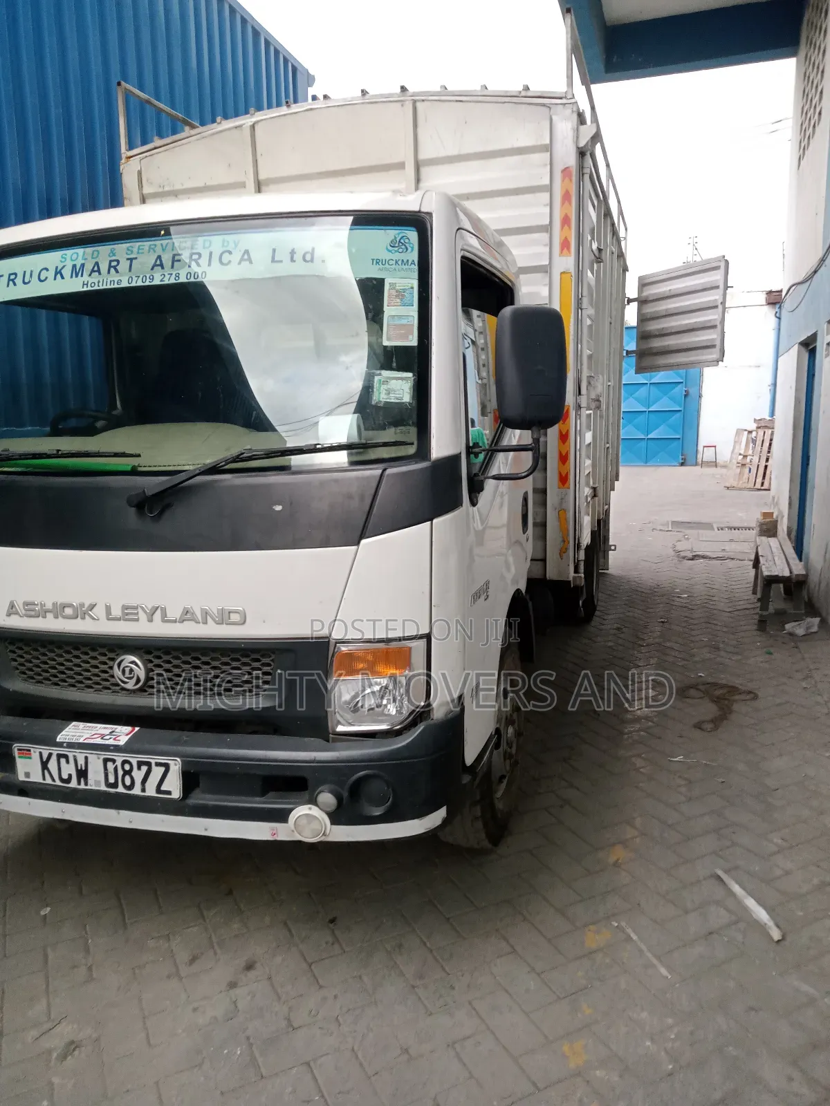 High Roof Canter Accessible for Logistic Jobs