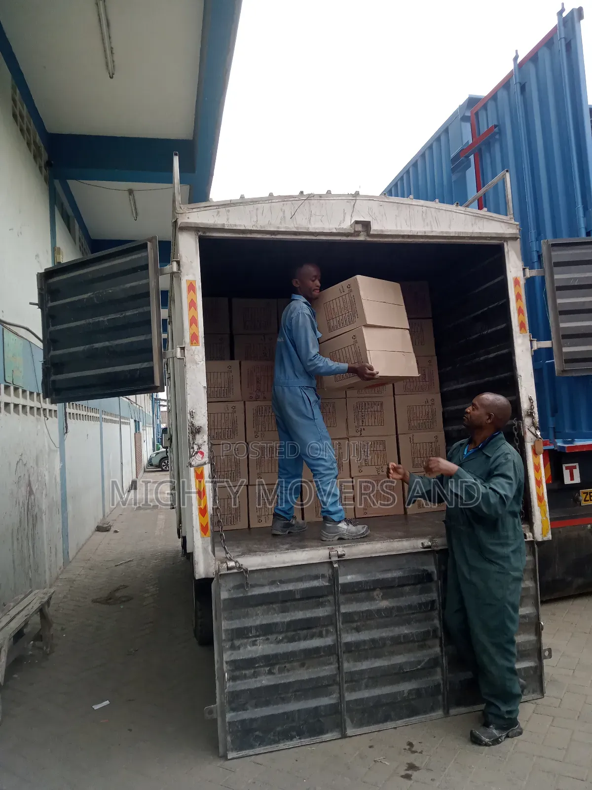 High Roof Canter Accessible for Logistic Jobs