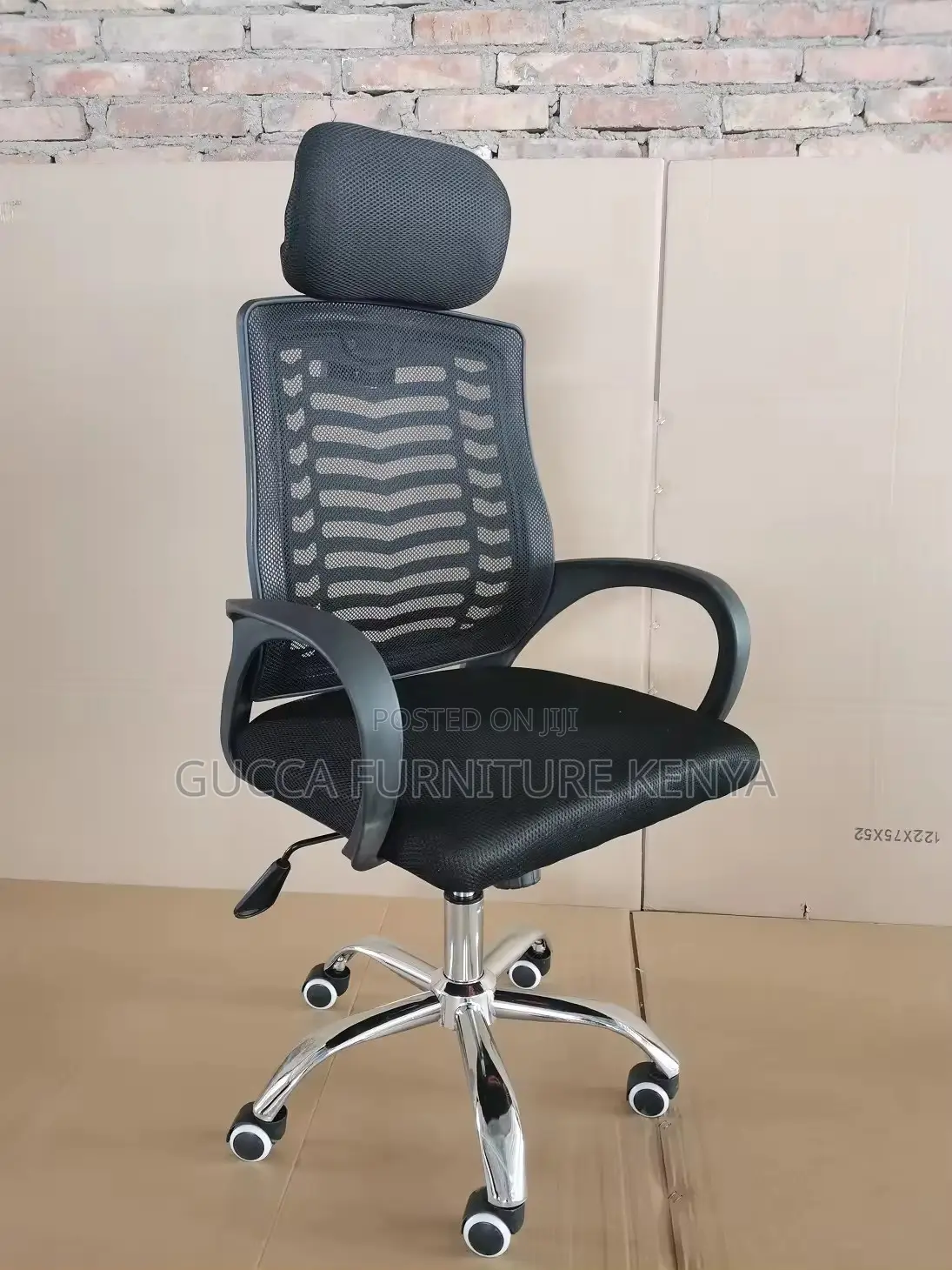 Office Chair: Standard Mesh Office Headrest Chair in Black