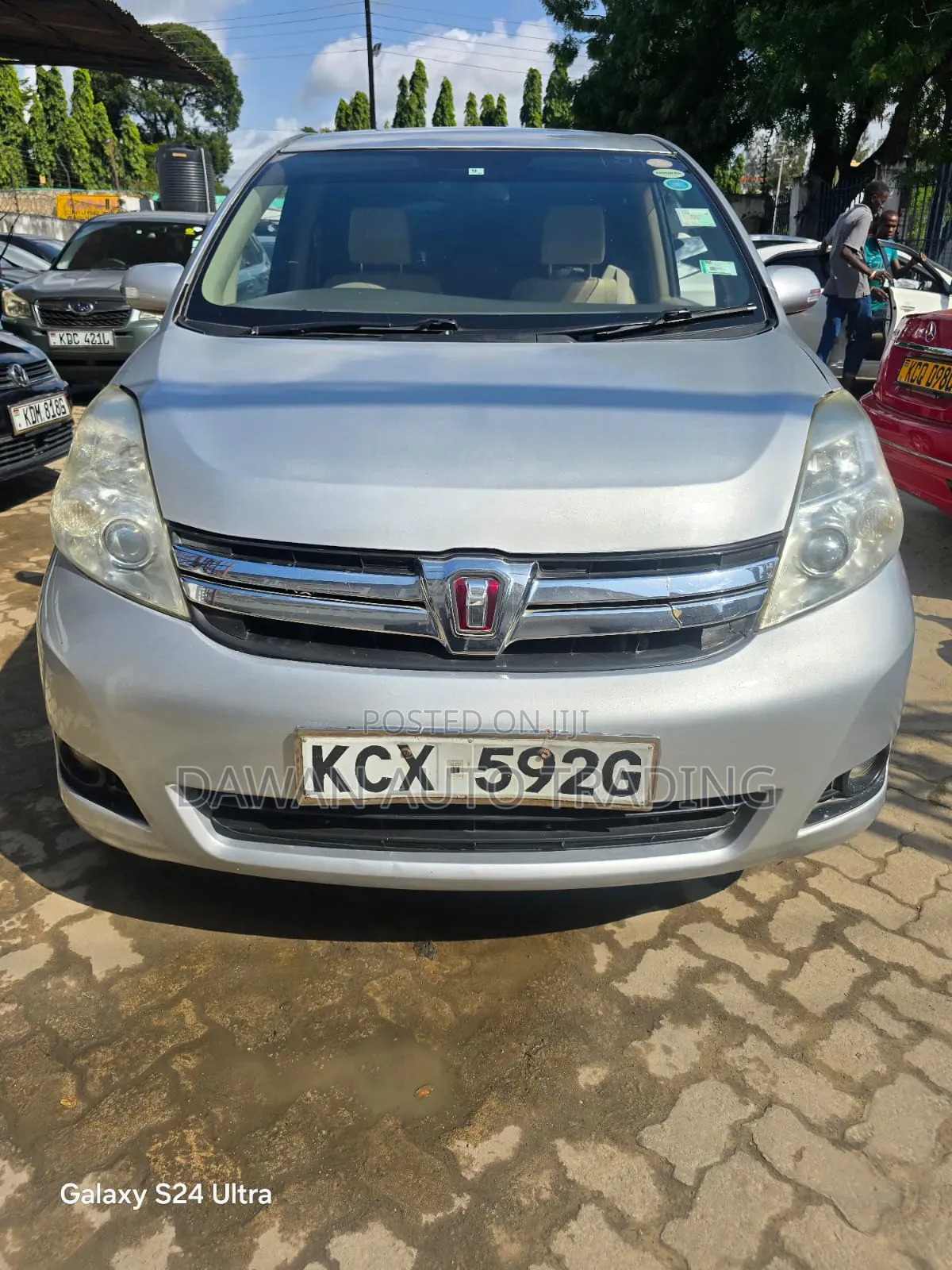 Toyota ISIS 2013 Silver