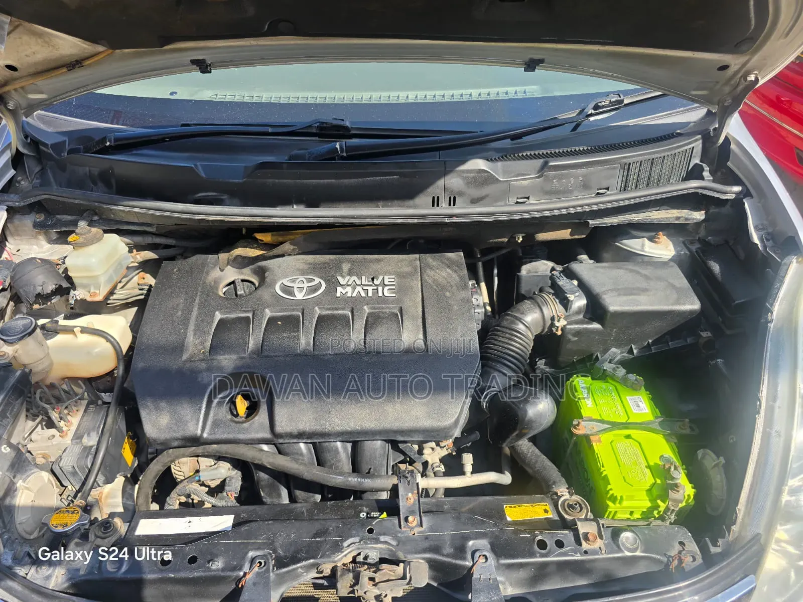 Toyota ISIS 2013 Silver