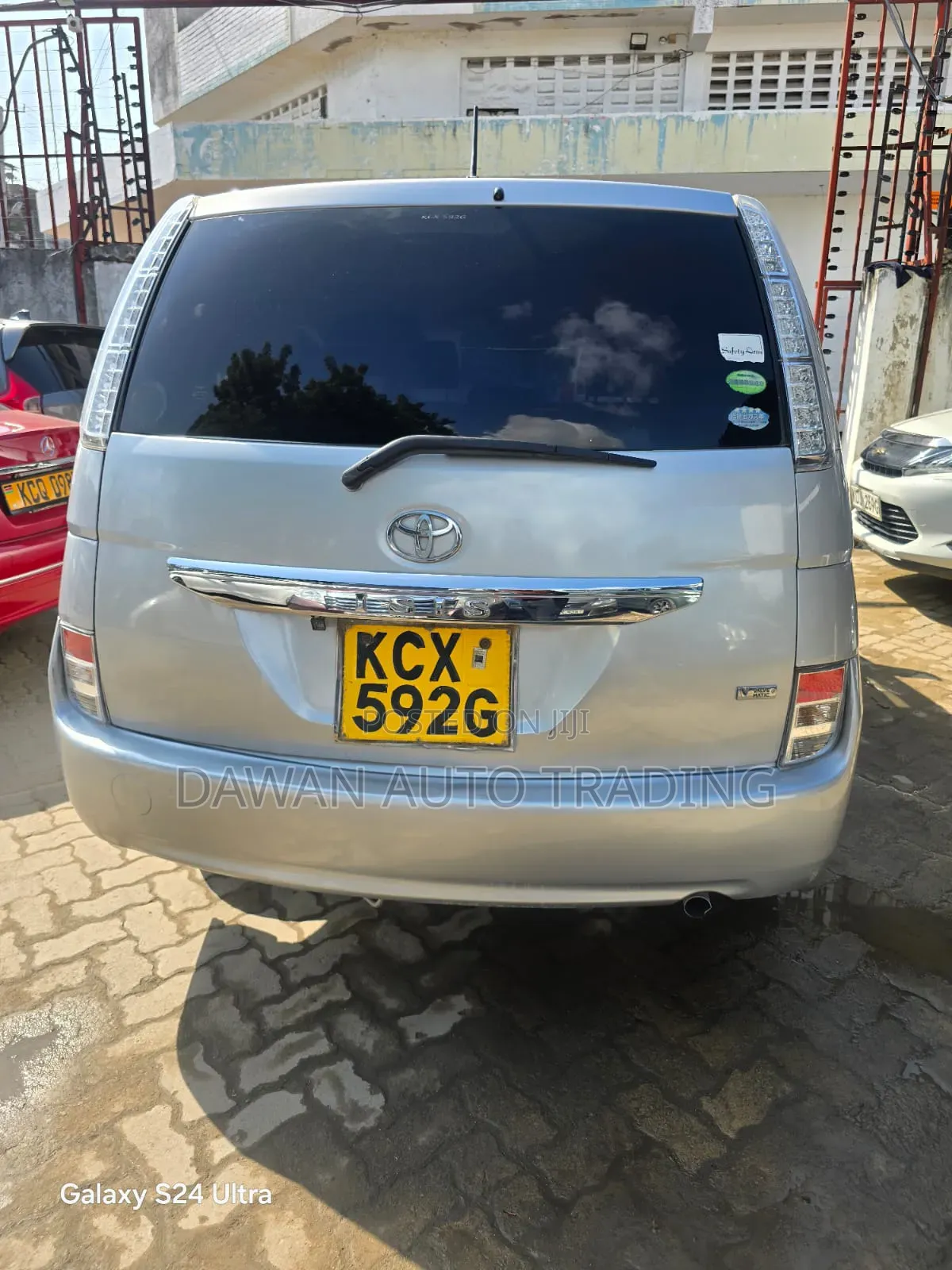 Toyota ISIS 2013 Silver