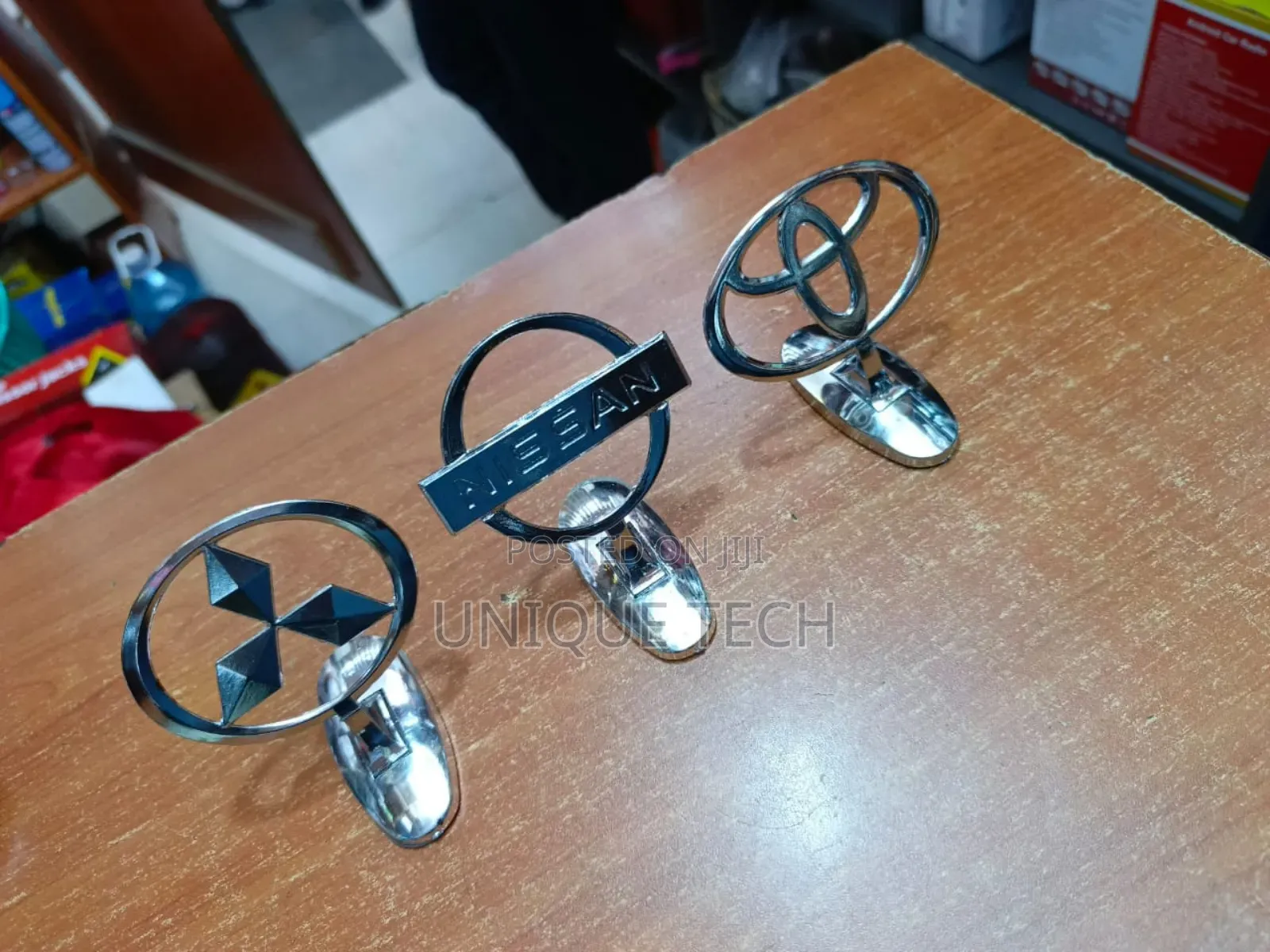 Universal Hood Emblem / Nissan, Toyota, Mitsubishi Logos