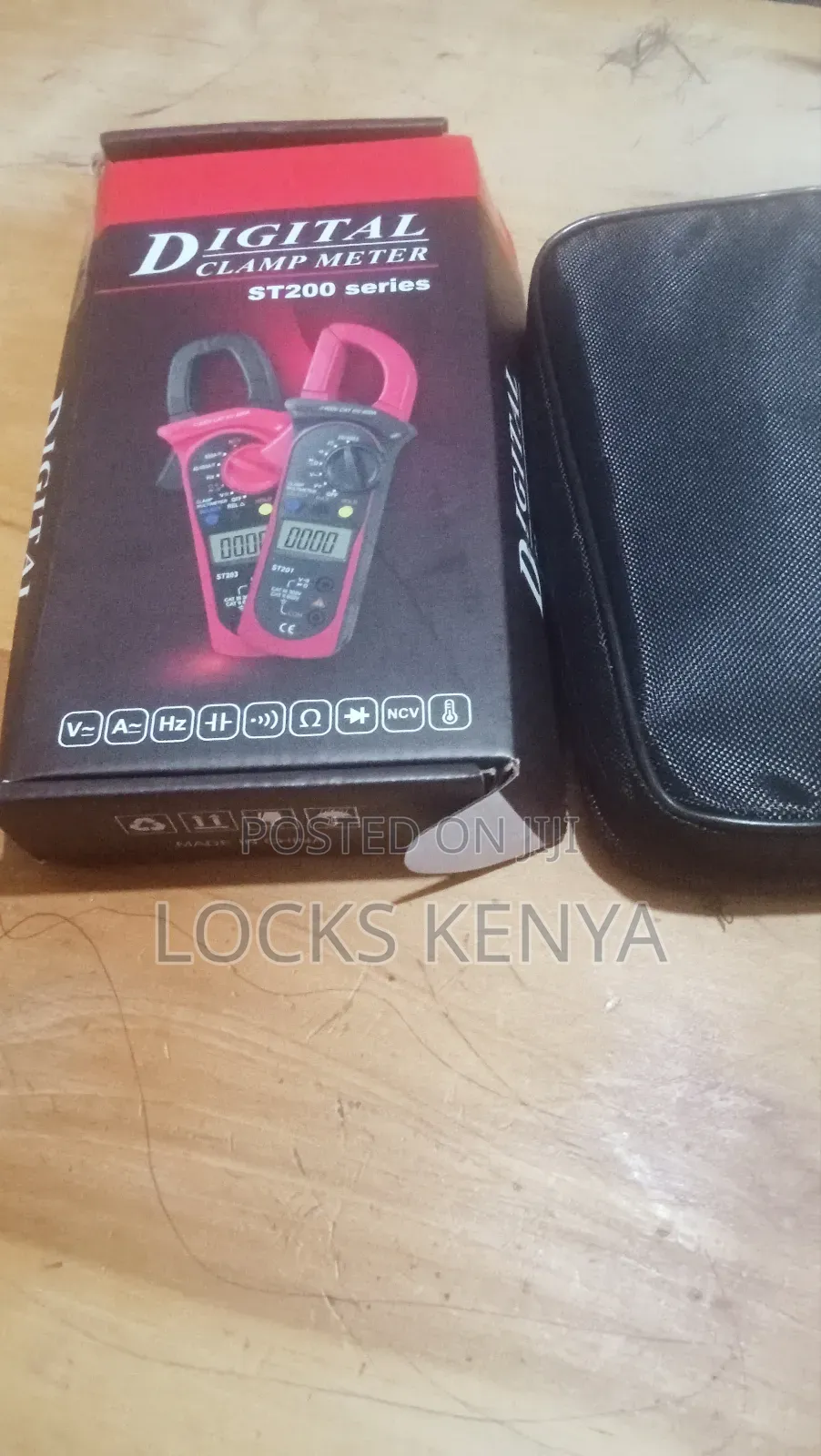 Ac/Dc Voltage Clamp Meter