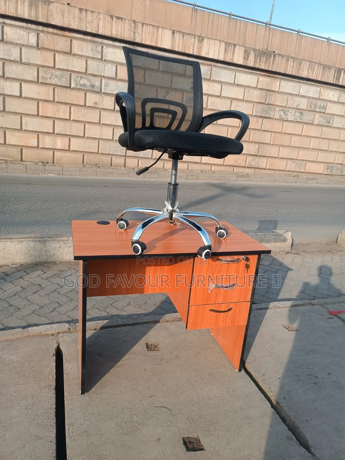 Modern Brown Office Desk With Mesh Swivel Office Chair Gv3qn