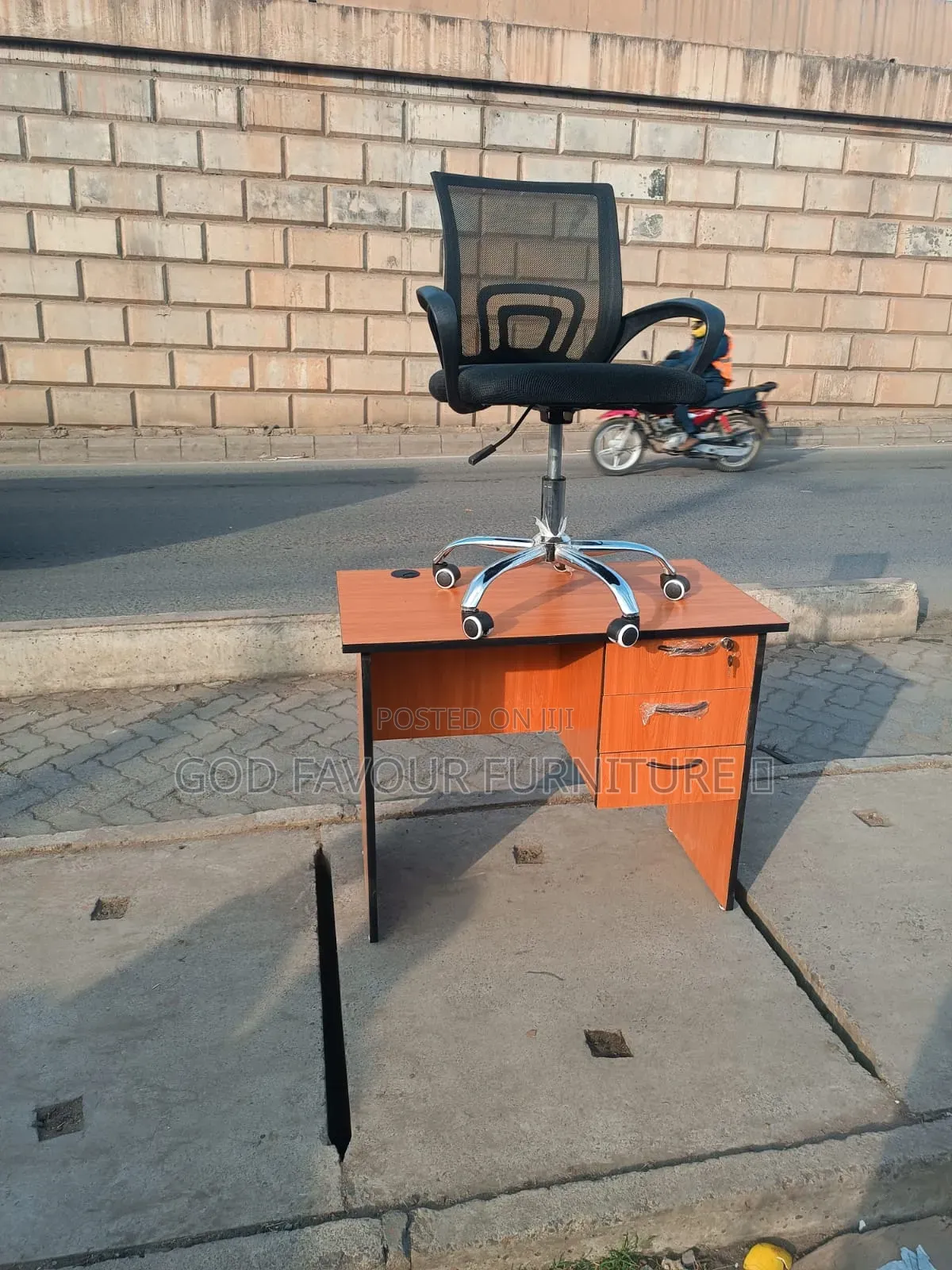 Elegant Lockable Drawers Office Desk With Mesh Chair Aw8m