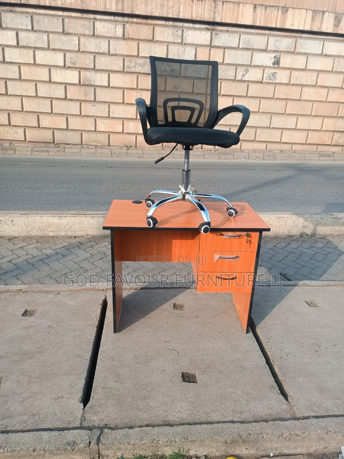 Generic Lockable Office Desk With Mesh Swivel Chair Jp8xs