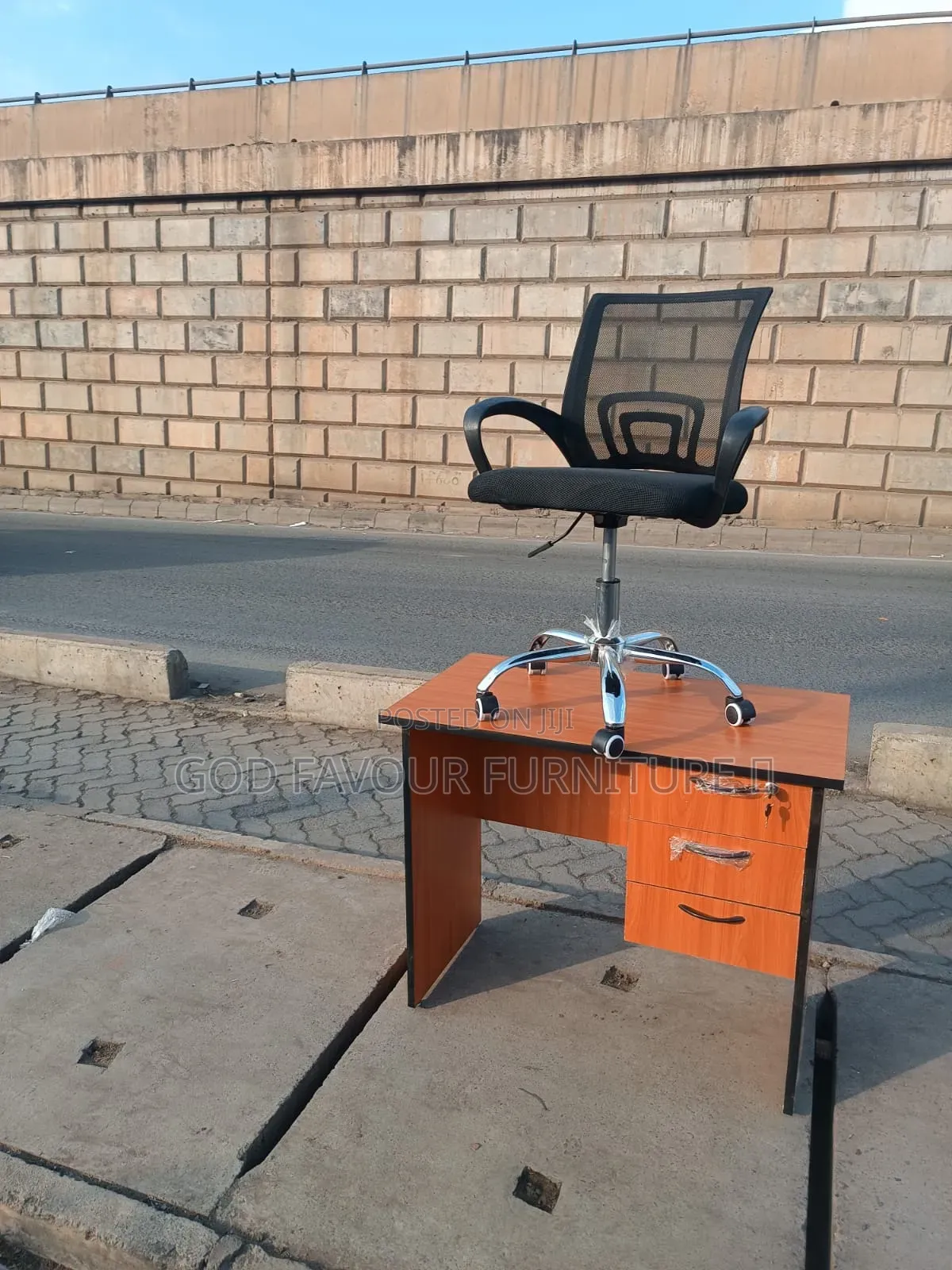 New Swivel Office Chair With Lockable Office Desk Hj8k