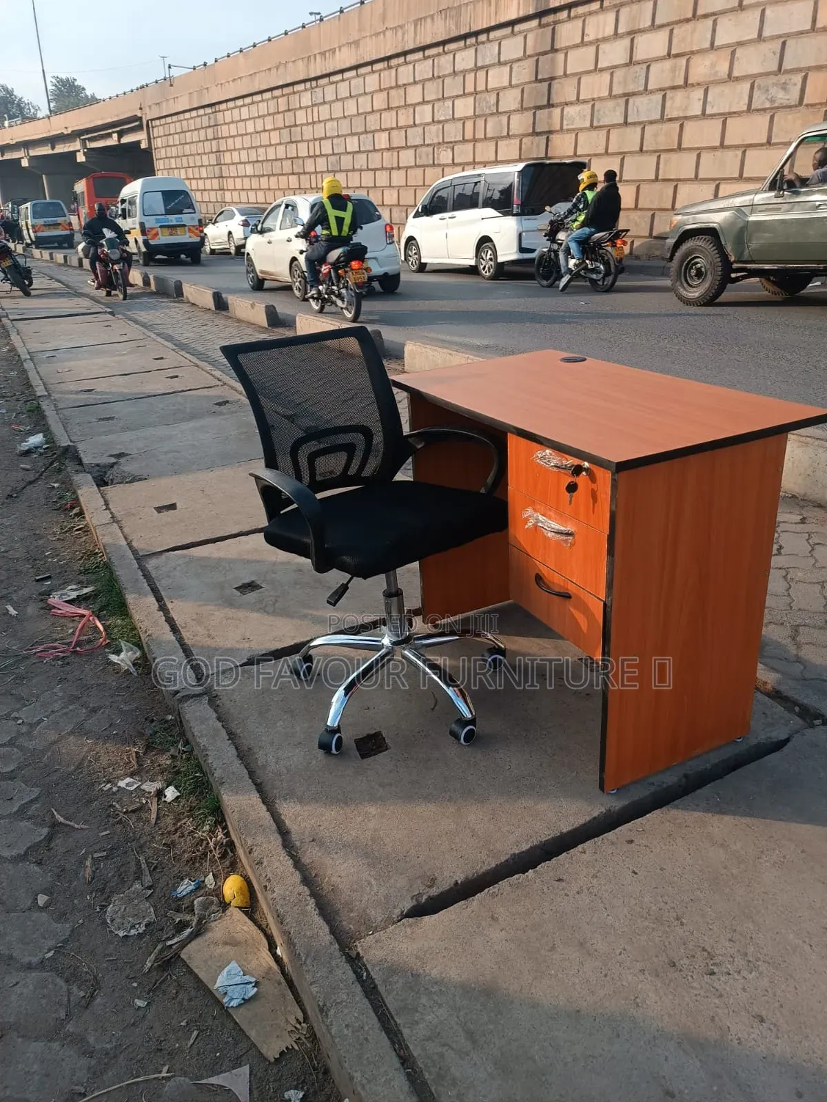 Brown Lockable Office Desk With Black Mesh Office Chair Qc5k