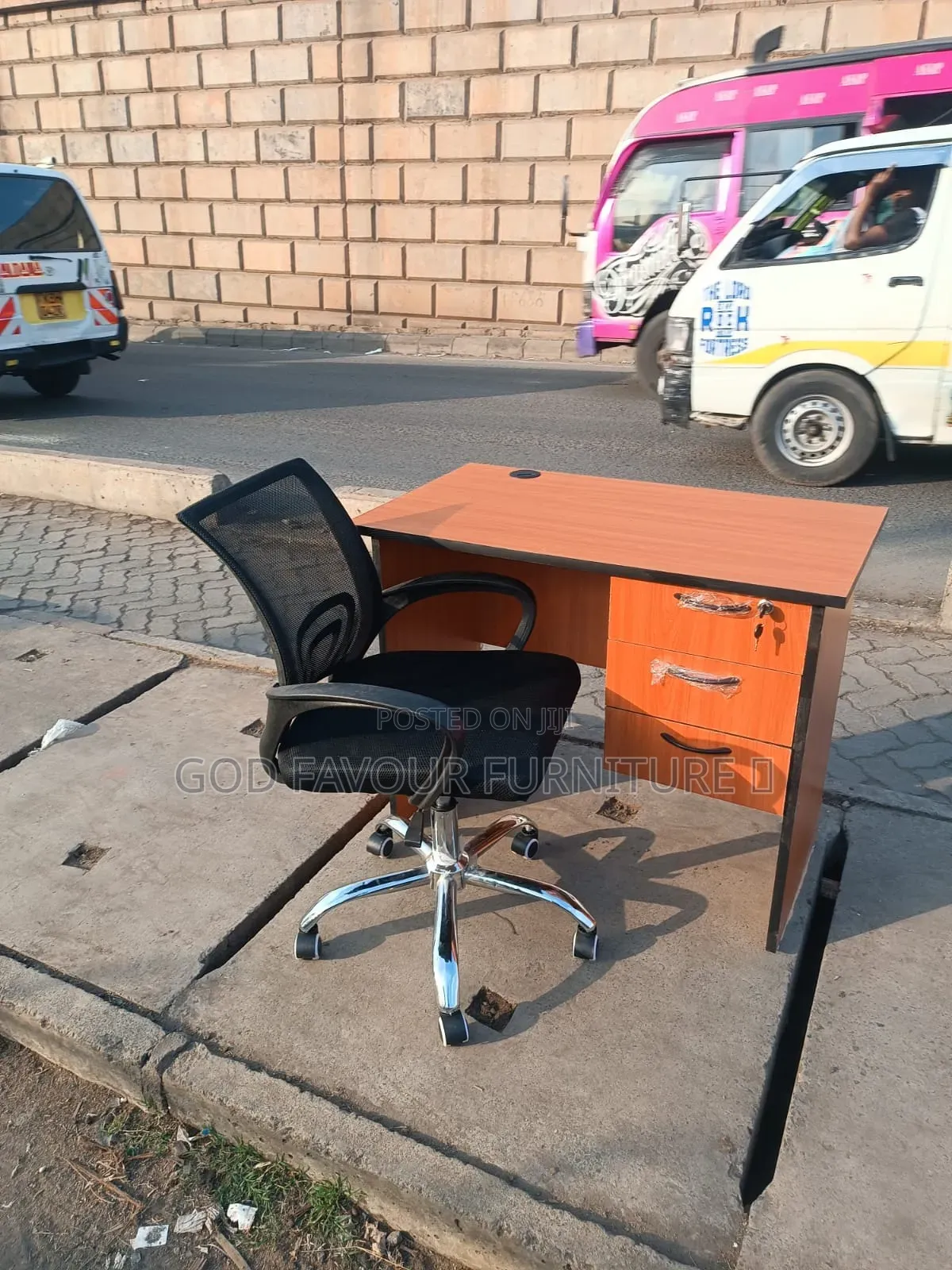 New Lockable Office Desk Brown With Mesh Office Chair Yp8j