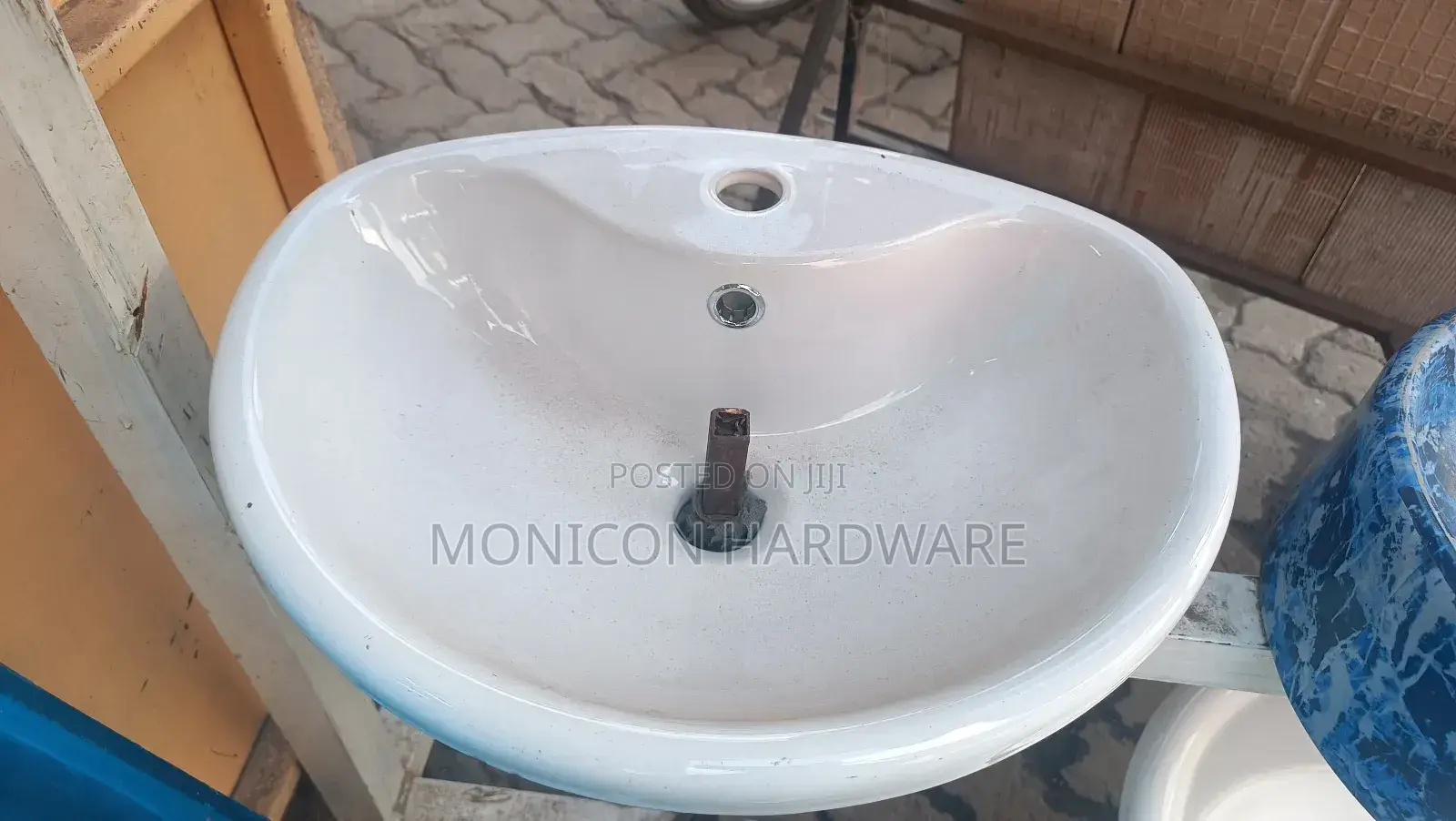 H/W Sink With a Tap Hole