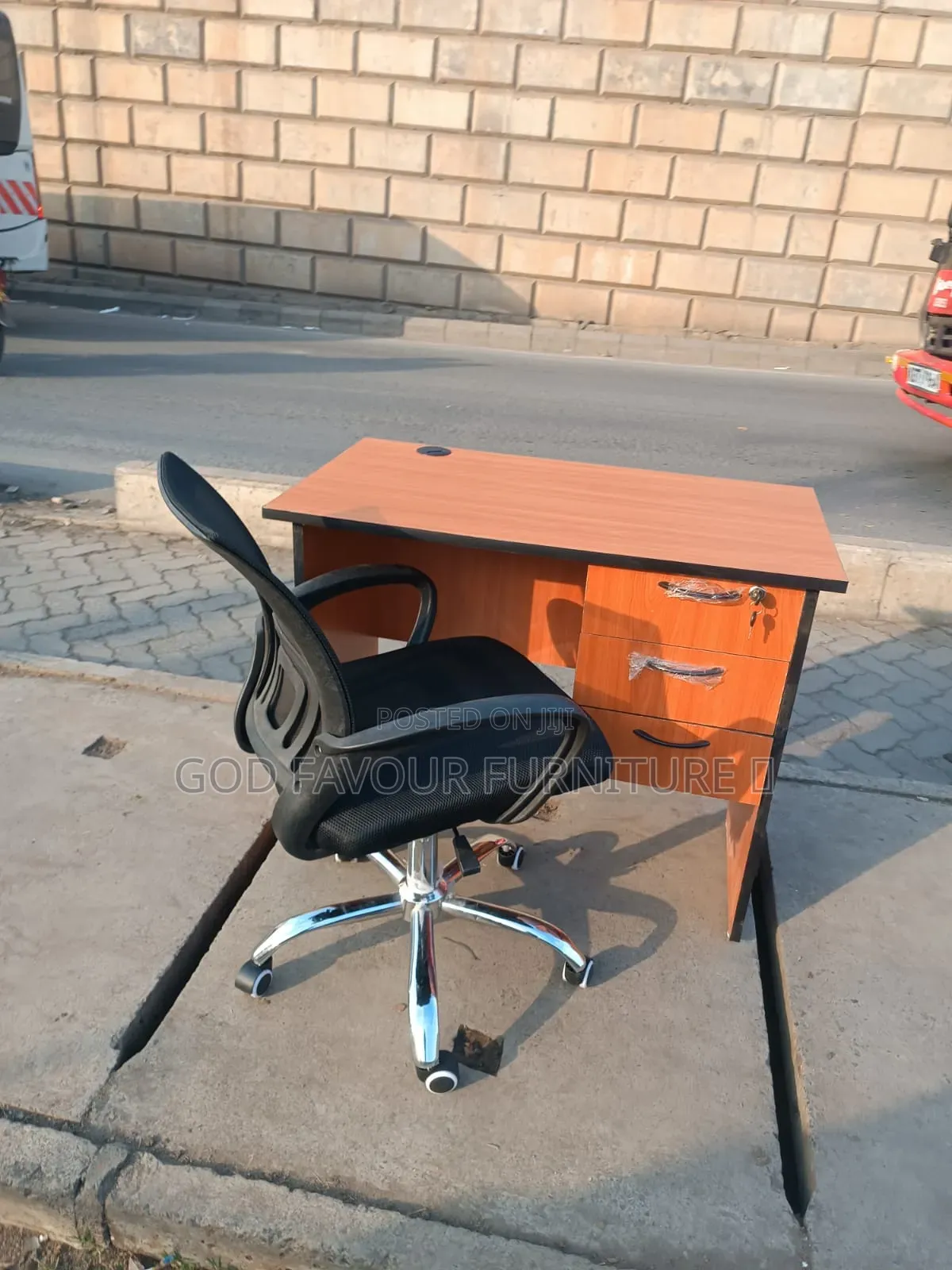 Vintage Brown Lockable Office Desk With Mesh Office Chair G5