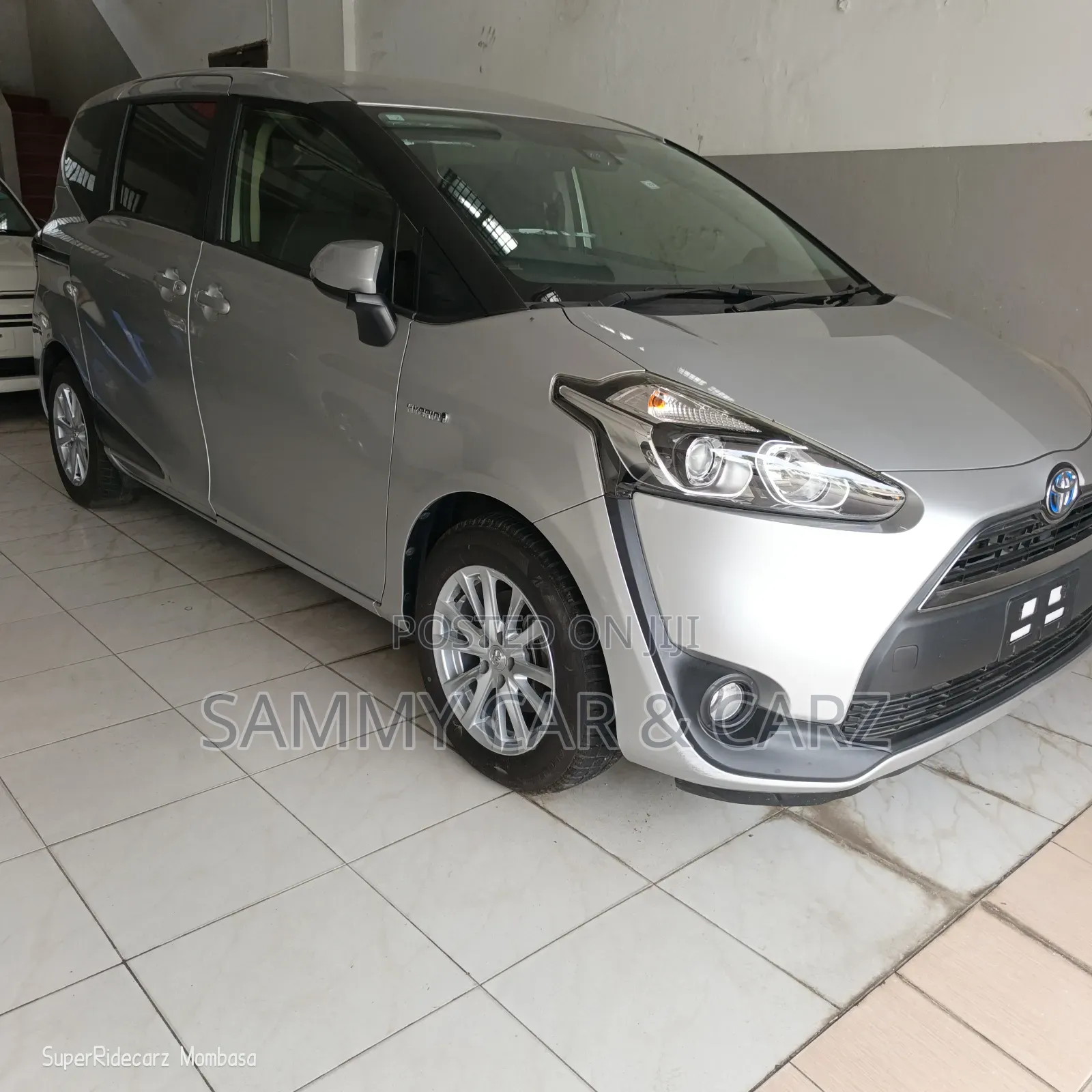 Toyota Sienta 2018 Silver