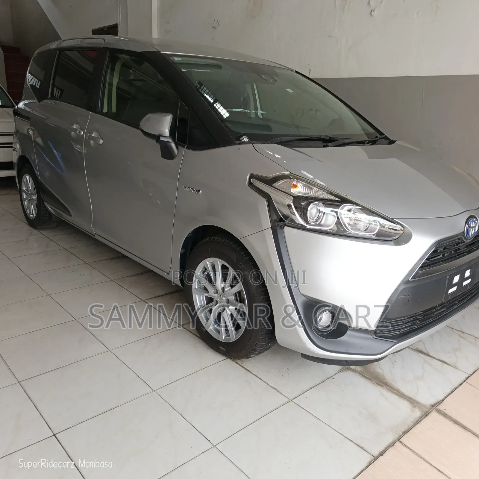 Toyota Sienta 2018 Silver