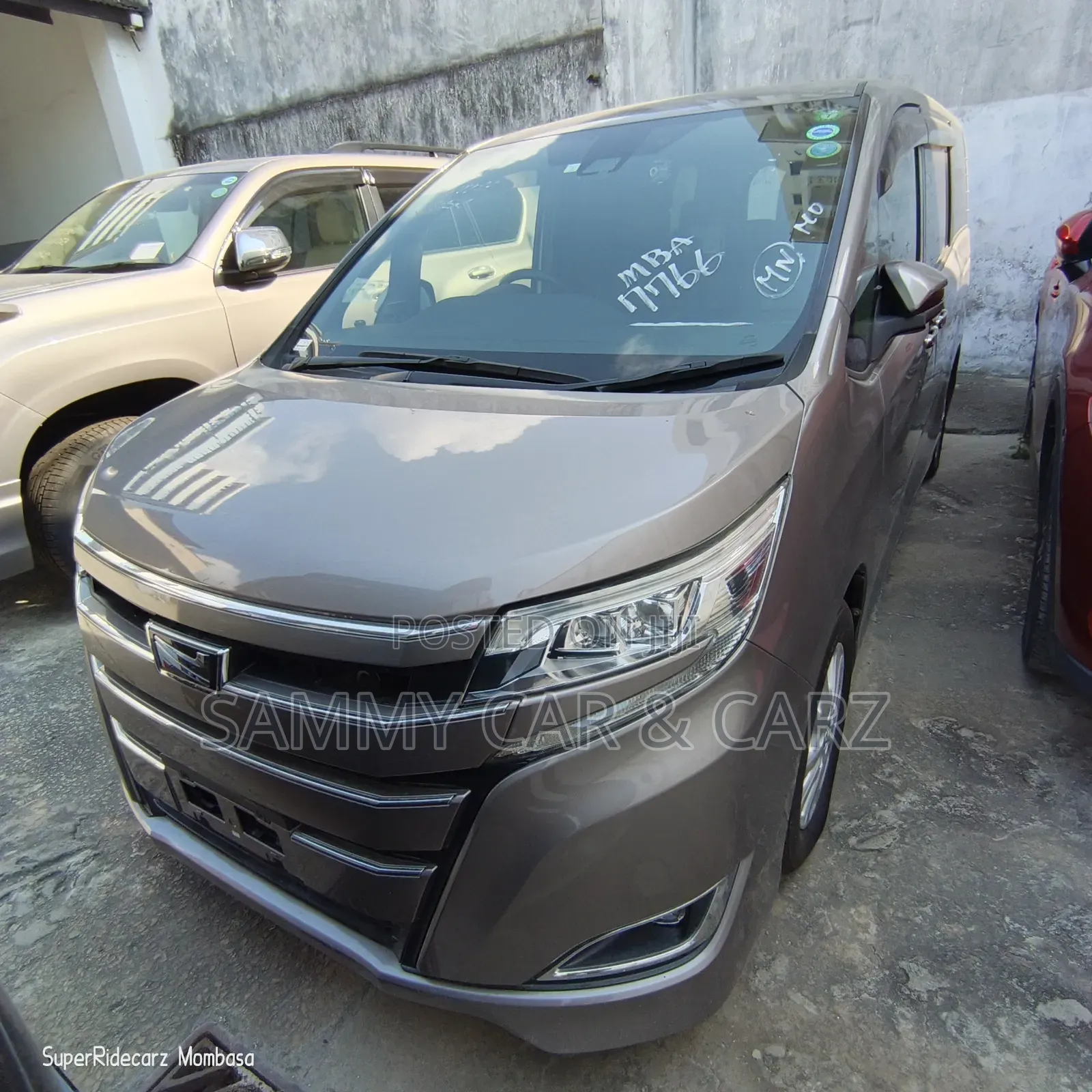 Toyota Noah 2018 Gold