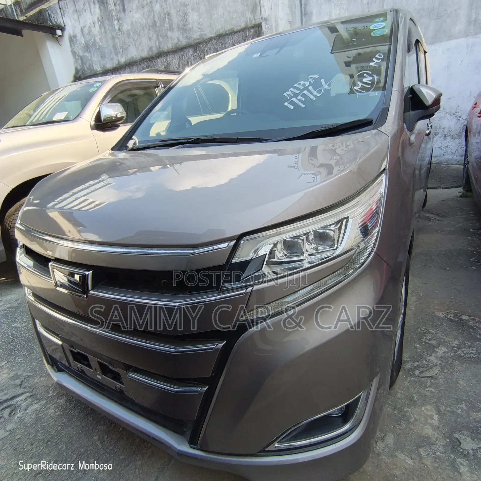 Toyota Noah 2018 Gold