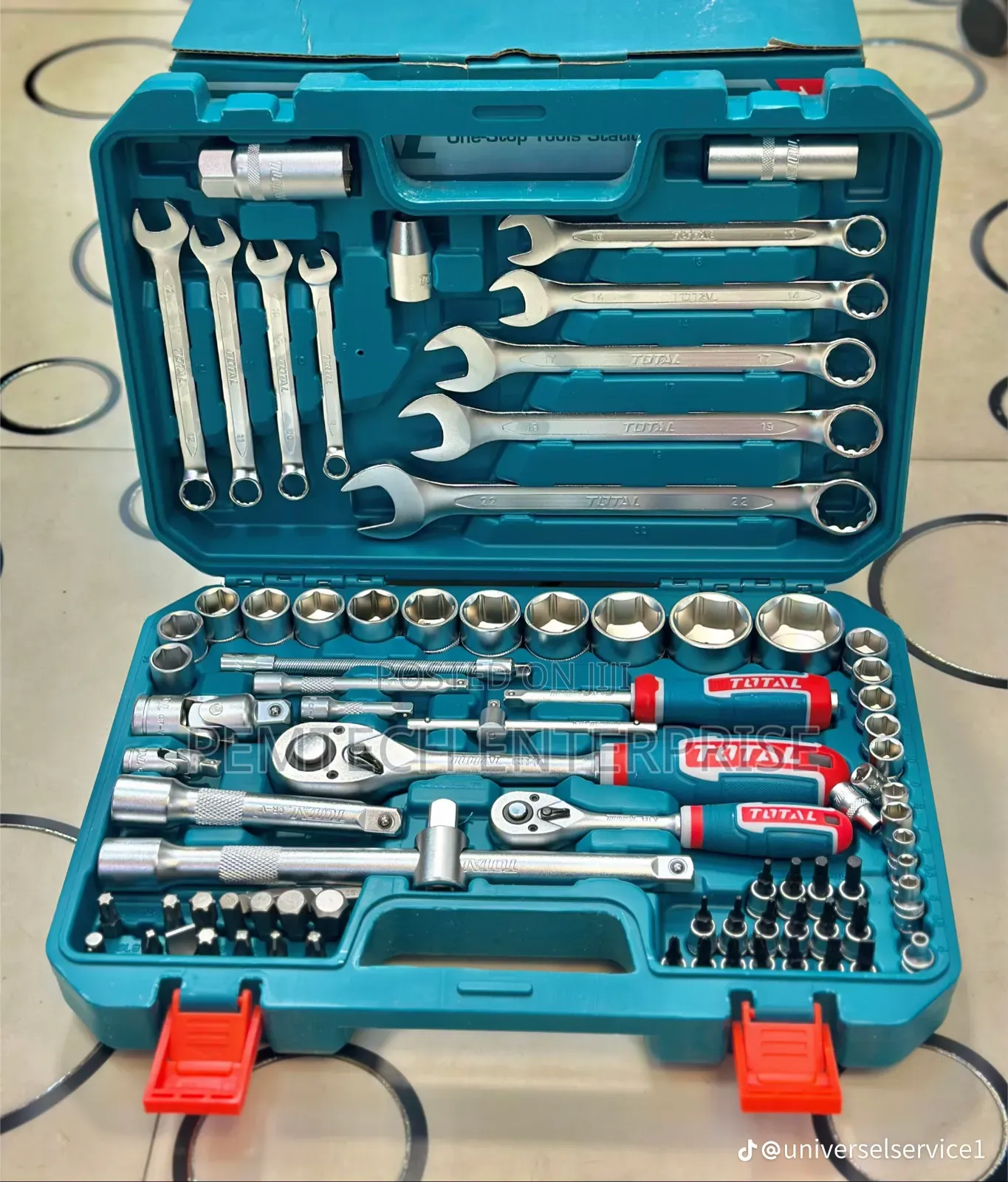 Total 82-Piece 1/4" 1/2" Drive Socket Set (Tht421802).