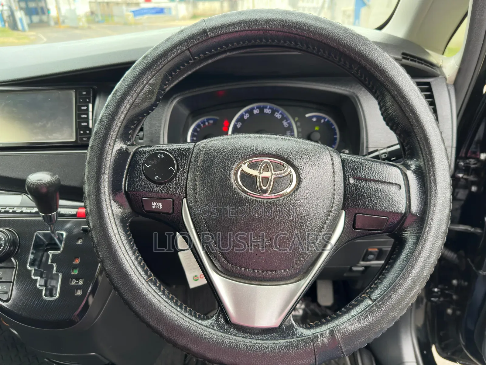 Toyota ISIS 2014 Black