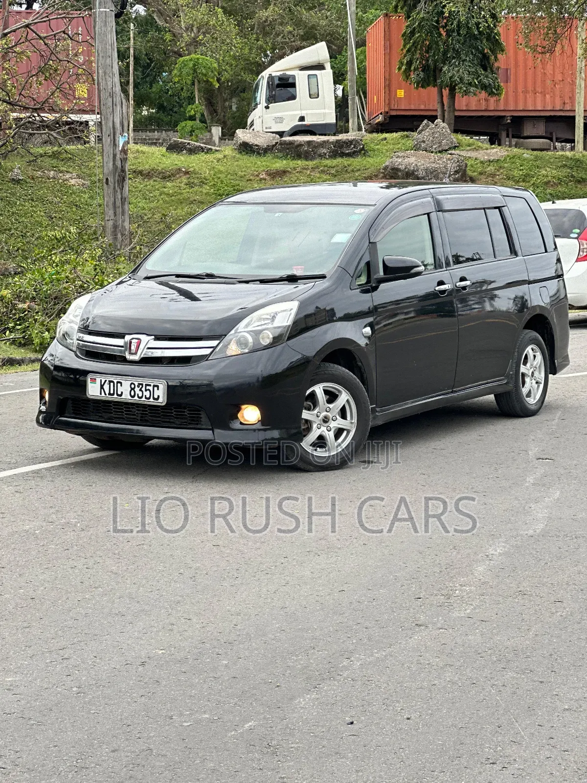 Toyota ISIS 2014 Black