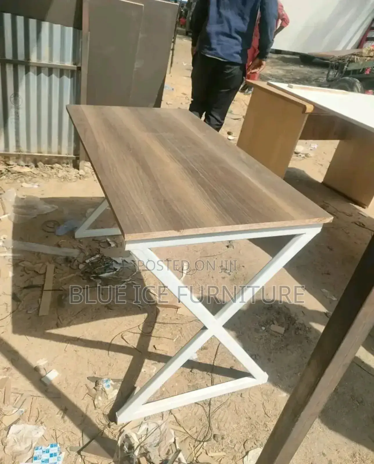 Elegant Single Metallic Working Table