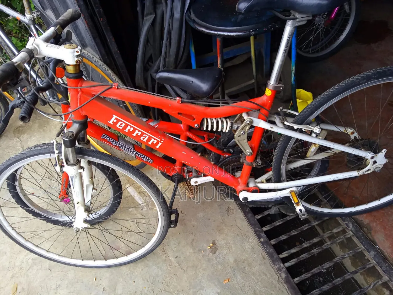 700c Hybrid Bike Ferrari