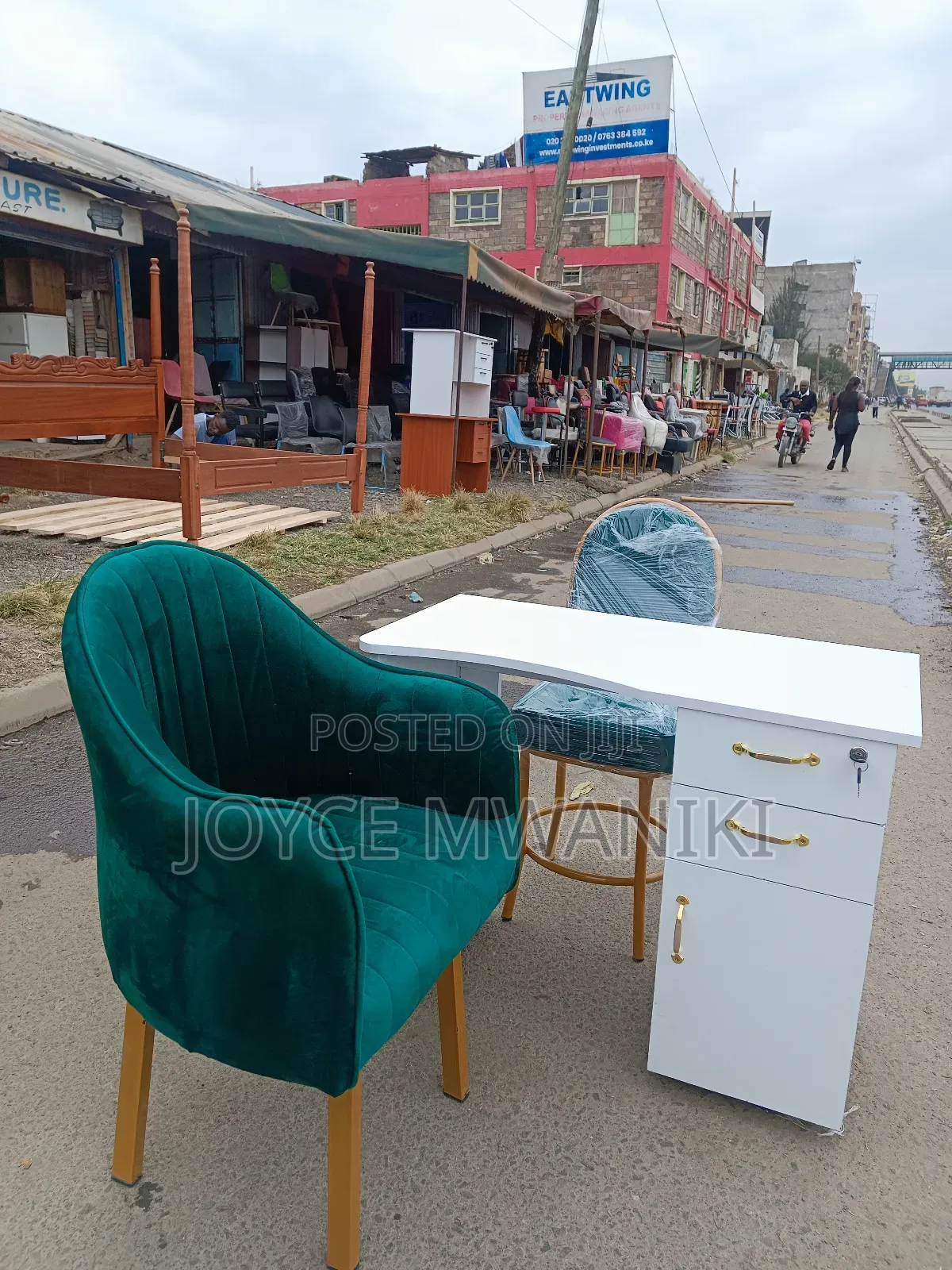 Manicure Set, Green Seats, White Table
