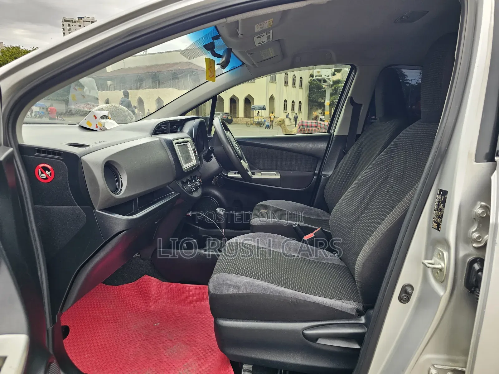 Toyota Vitz 2015 Silver