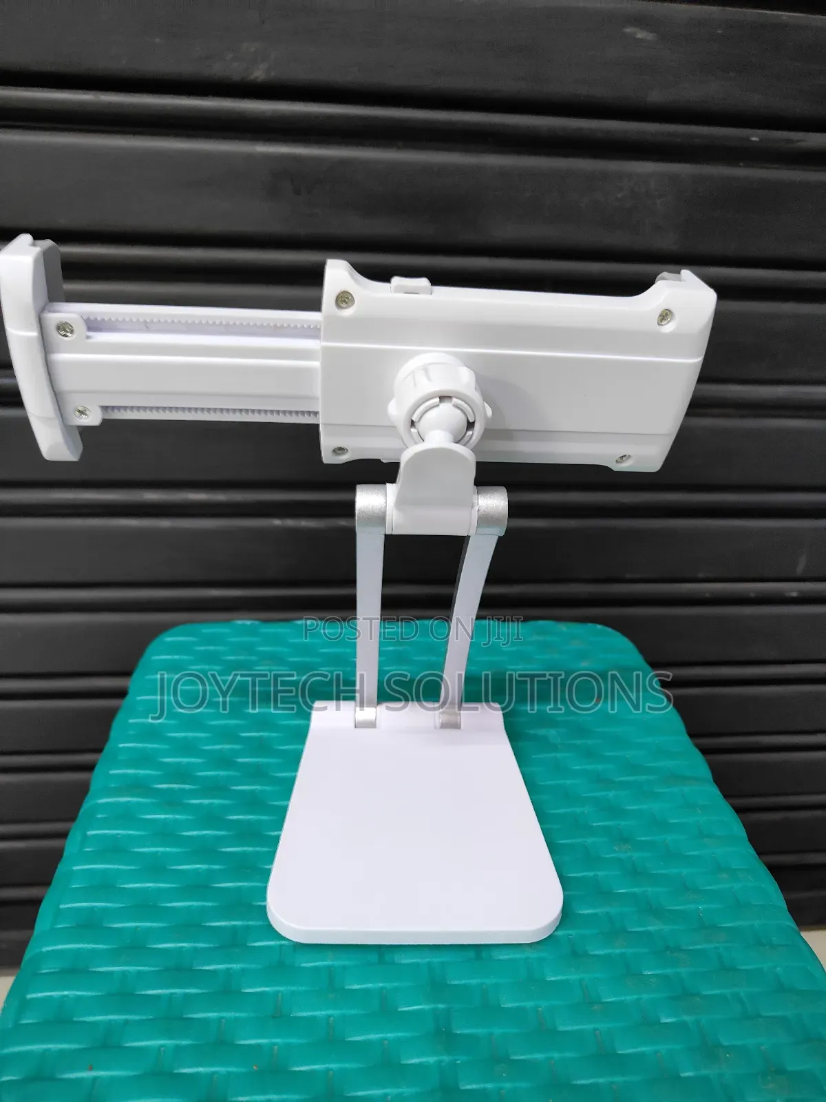 Adjustable Tablet Stand With 360 Degrees 
Rotating Angles.