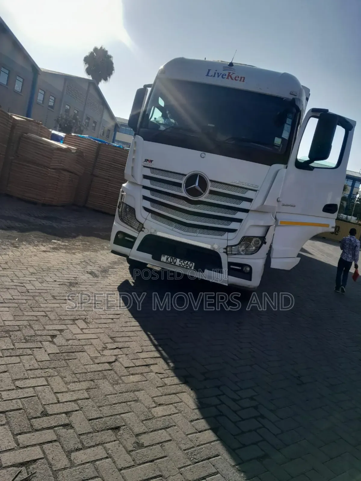Container/ Boxbody Trailers Accessible for Logistic Errands