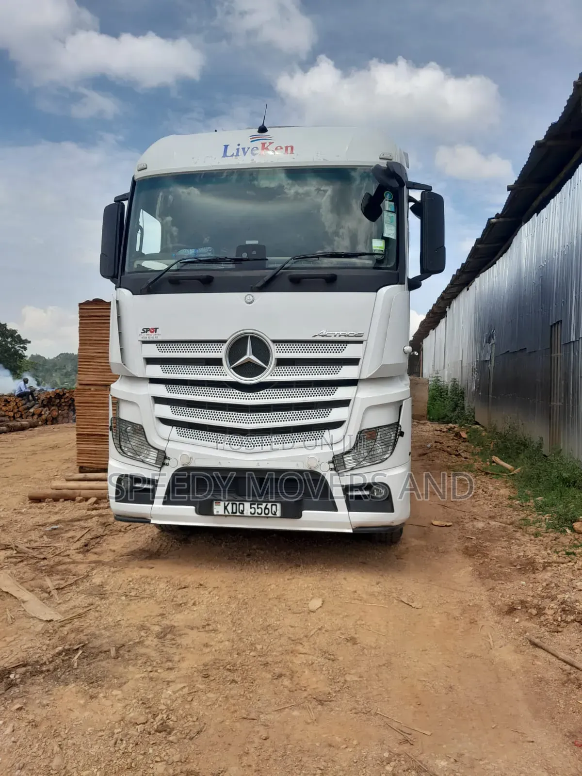 Container/ Boxbody Trailers Accessible for Logistic Errands