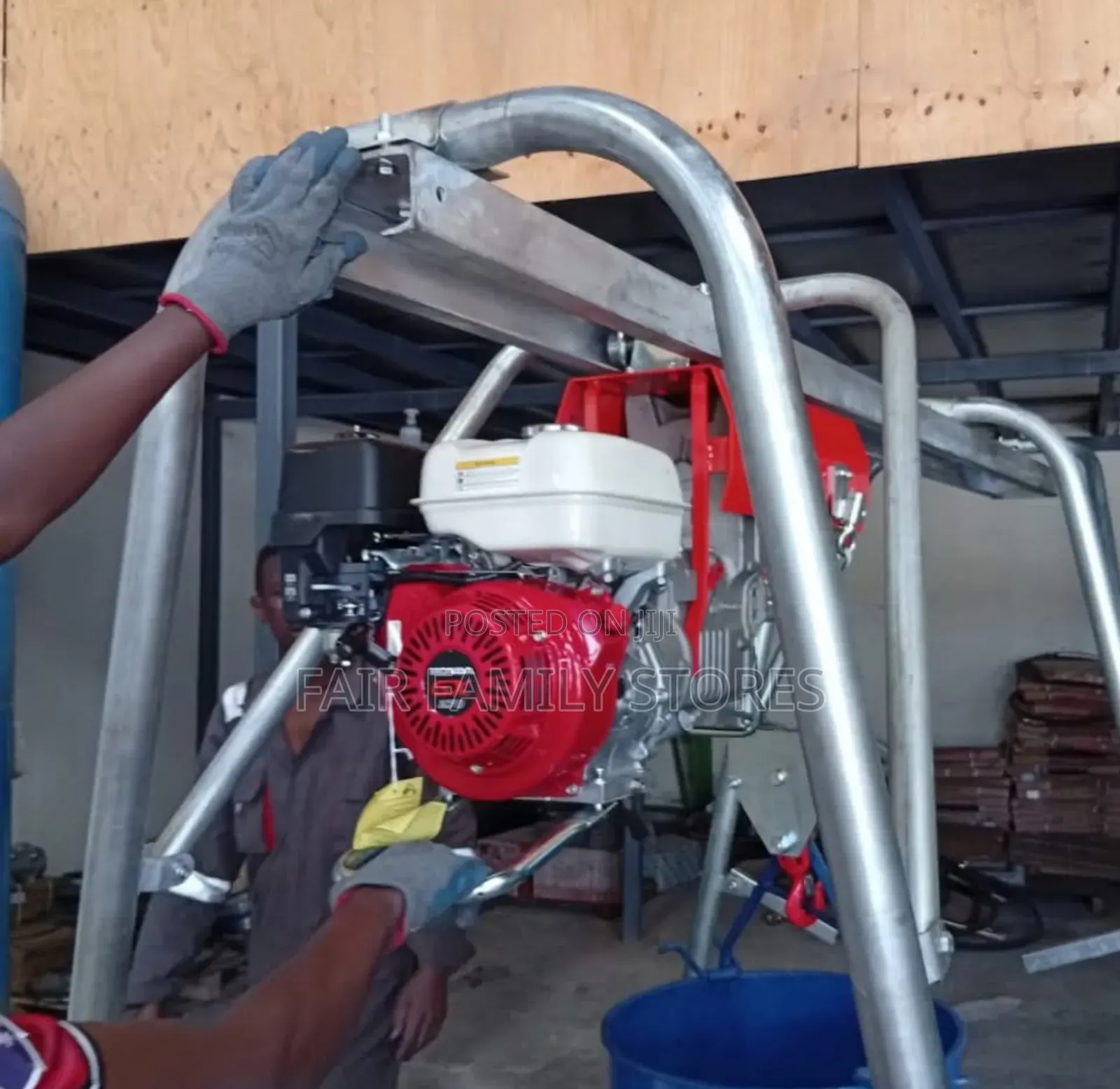 Italy Concrete Hoist With Honda Engine and Two Brackets