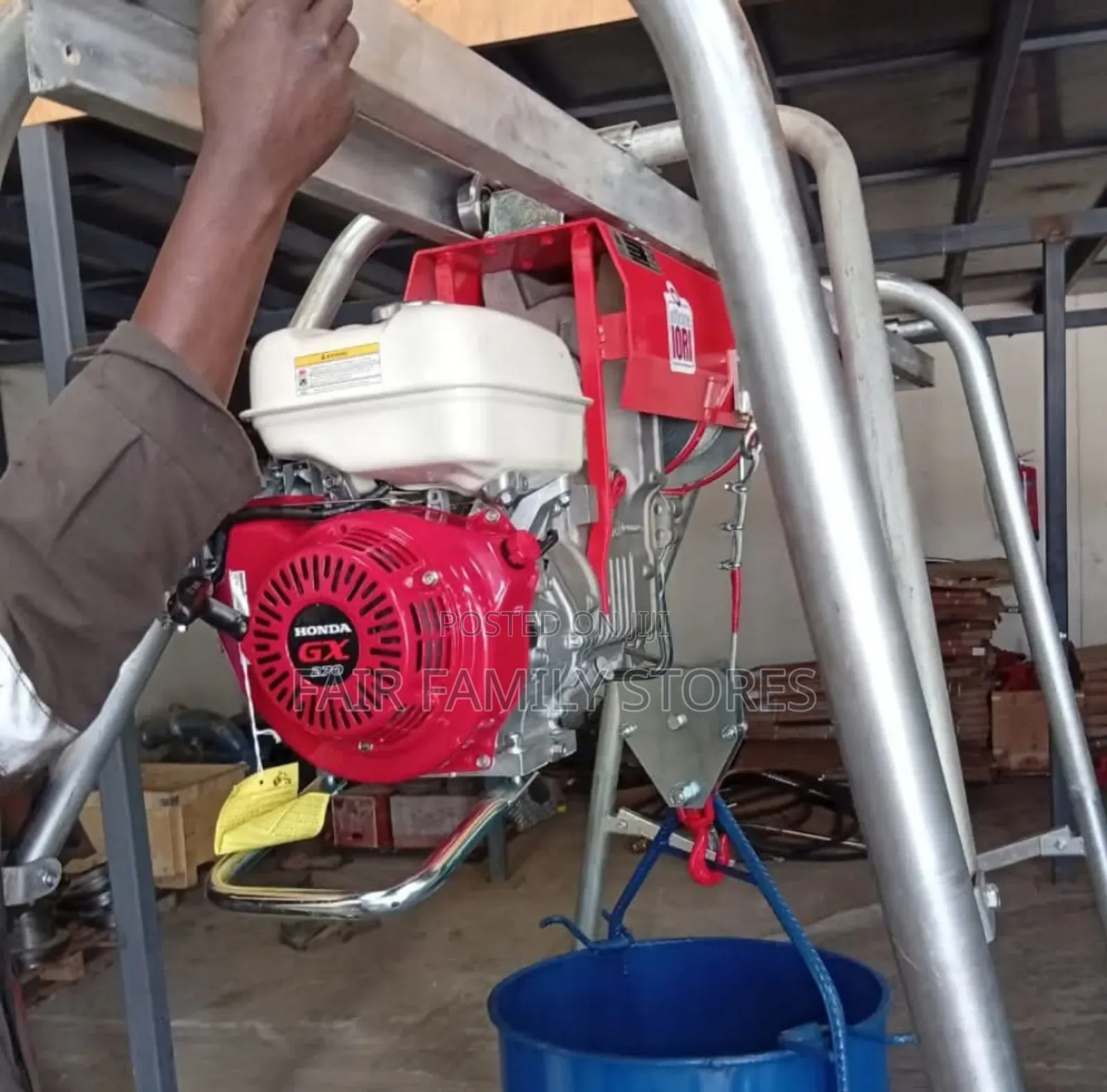 Italy Concrete Hoist With Honda Engine and Two Brackets
