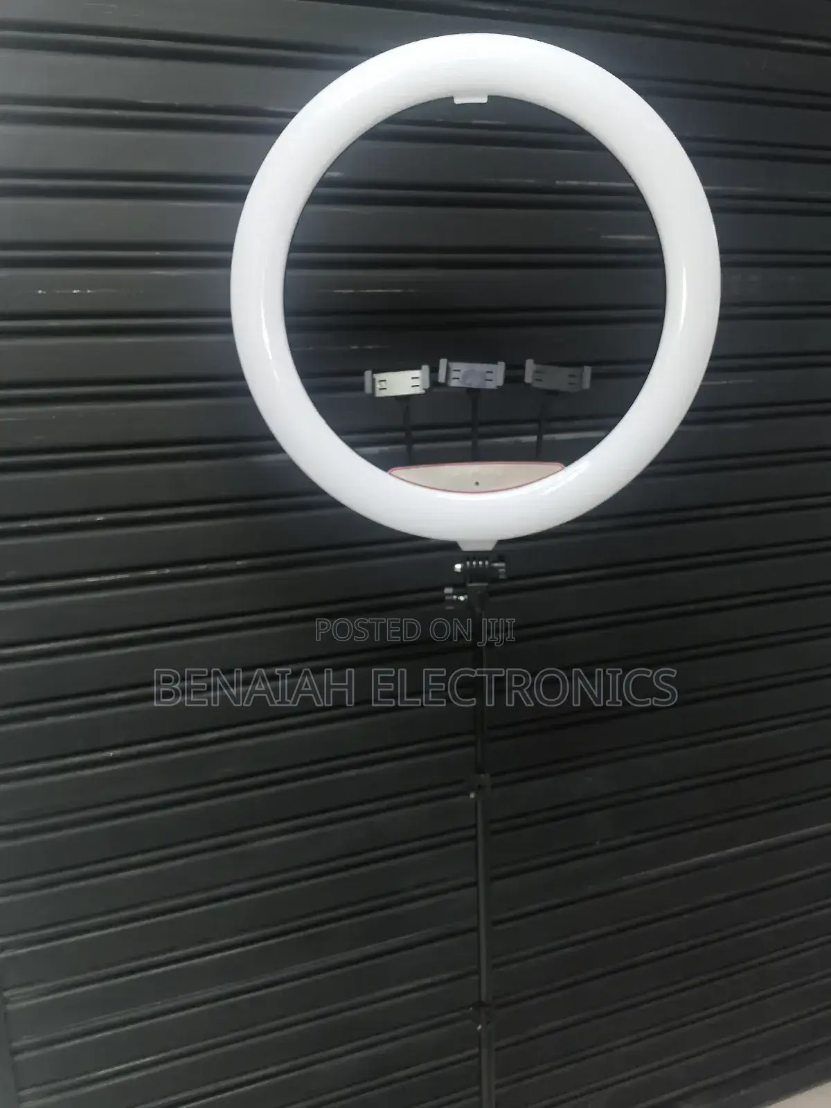I8 Inches Ringlight With Three Phone Holders,Super Bright Ni