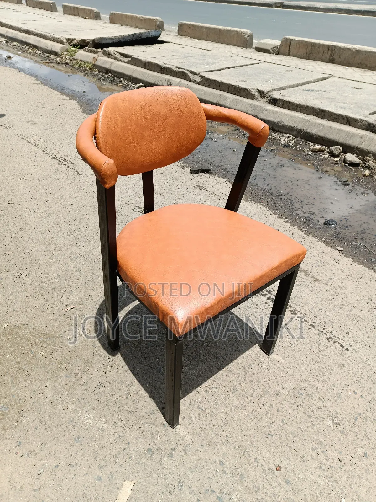 Unique Classy Modern Restaurant or Manicure Chair.