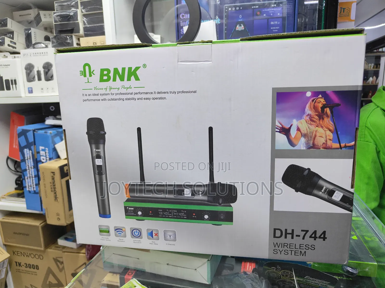 Premium BNK 744 Uhf Wireless Microphone