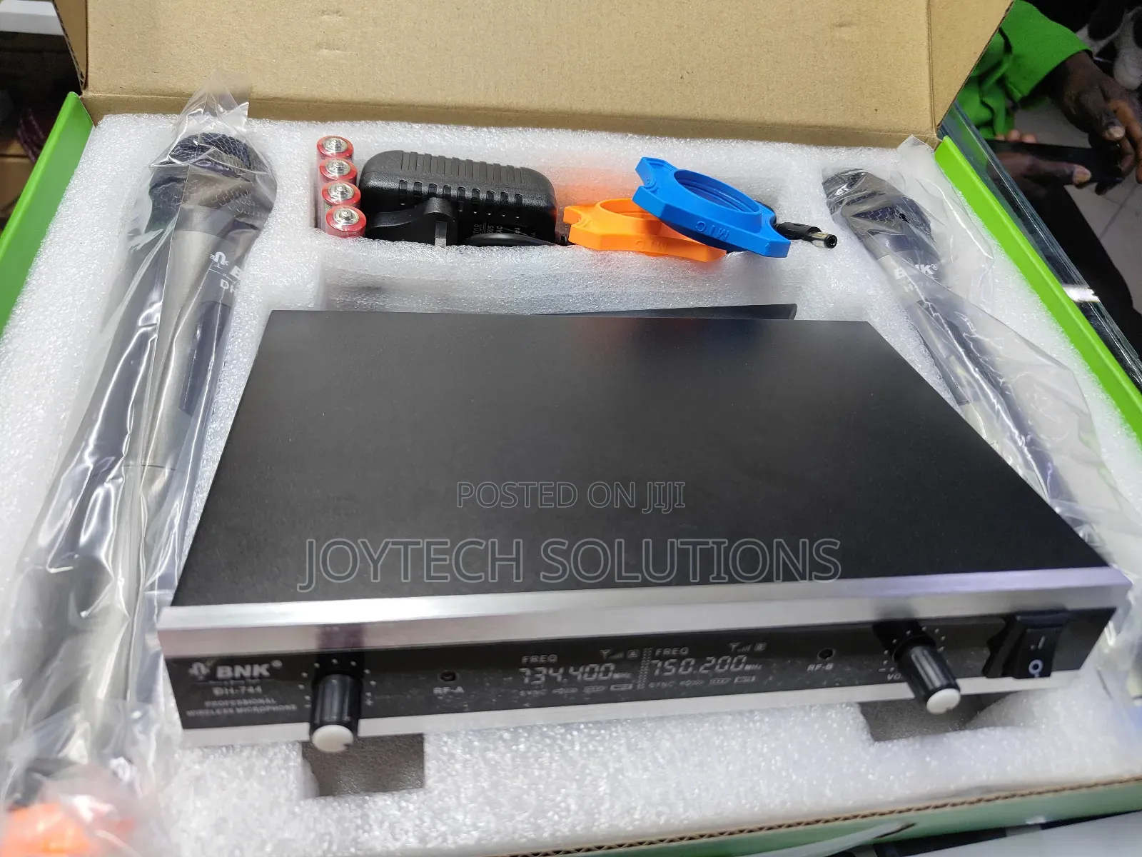 Premium BNK 744 Uhf Wireless Microphone